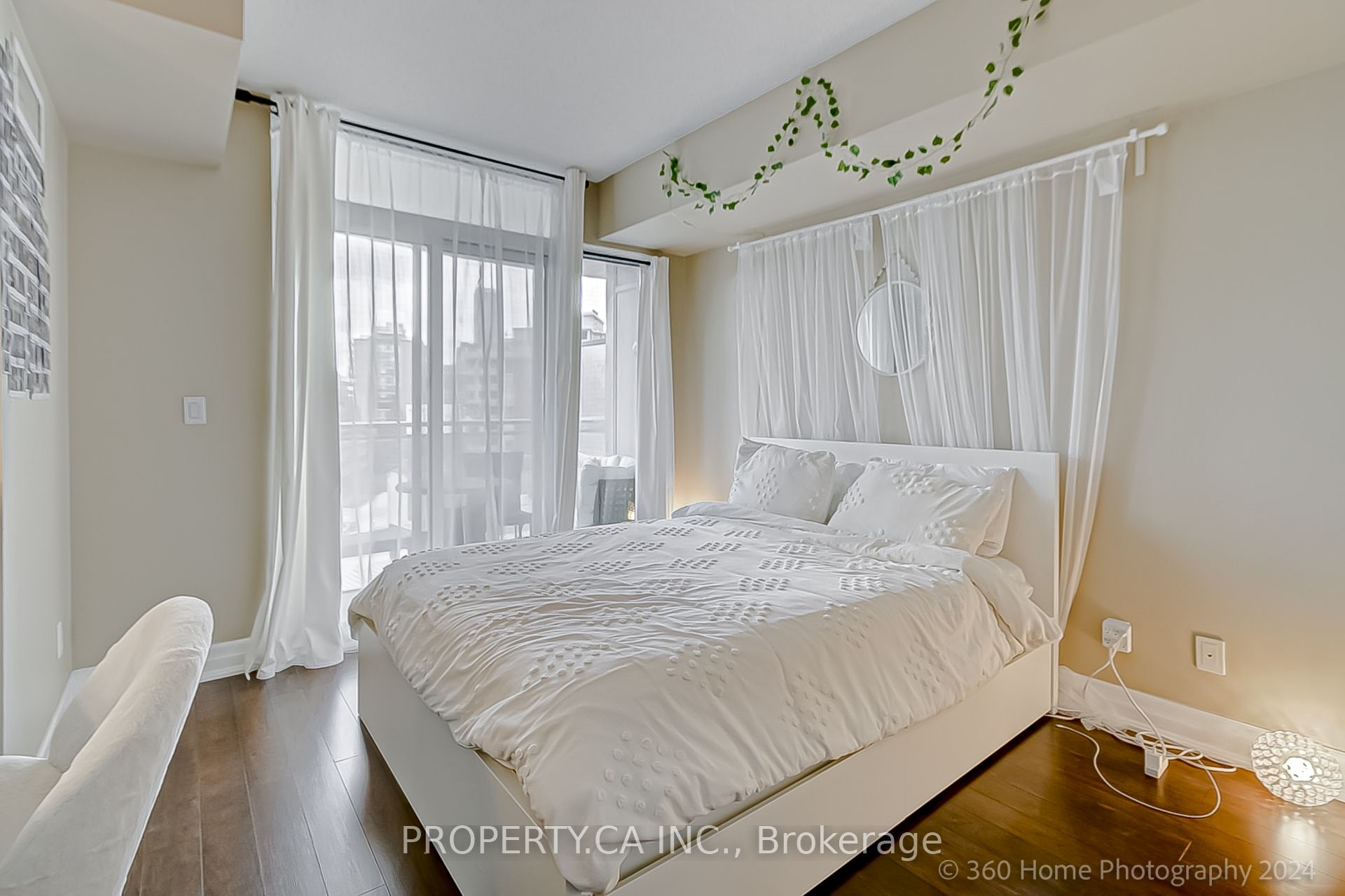 8 Scollard Street 702 Property Photo 4