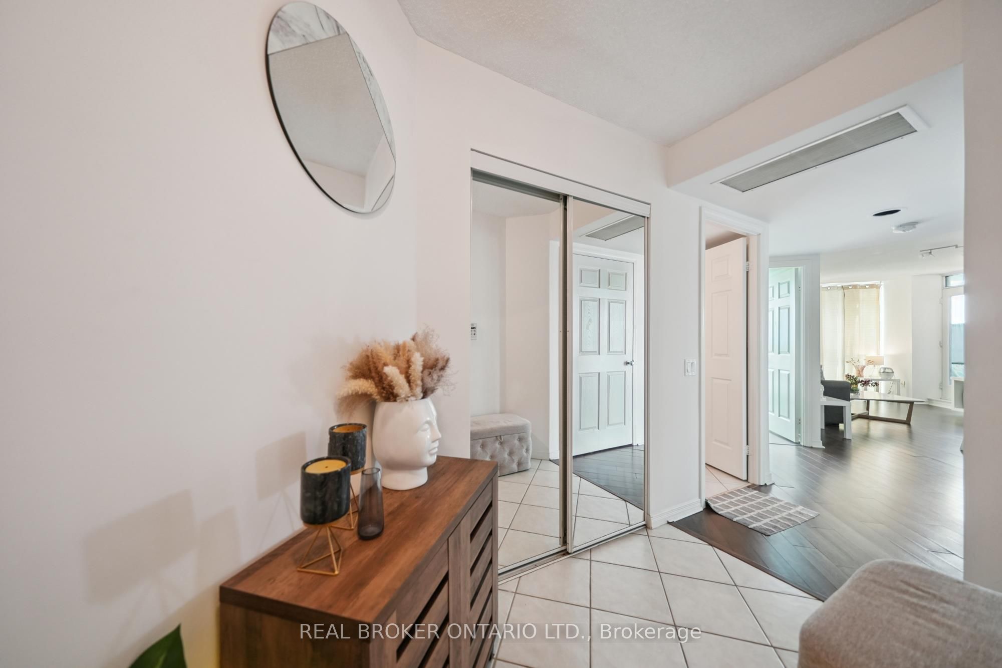 28 Harrison Garden Boulevard 808 Property Photo 5