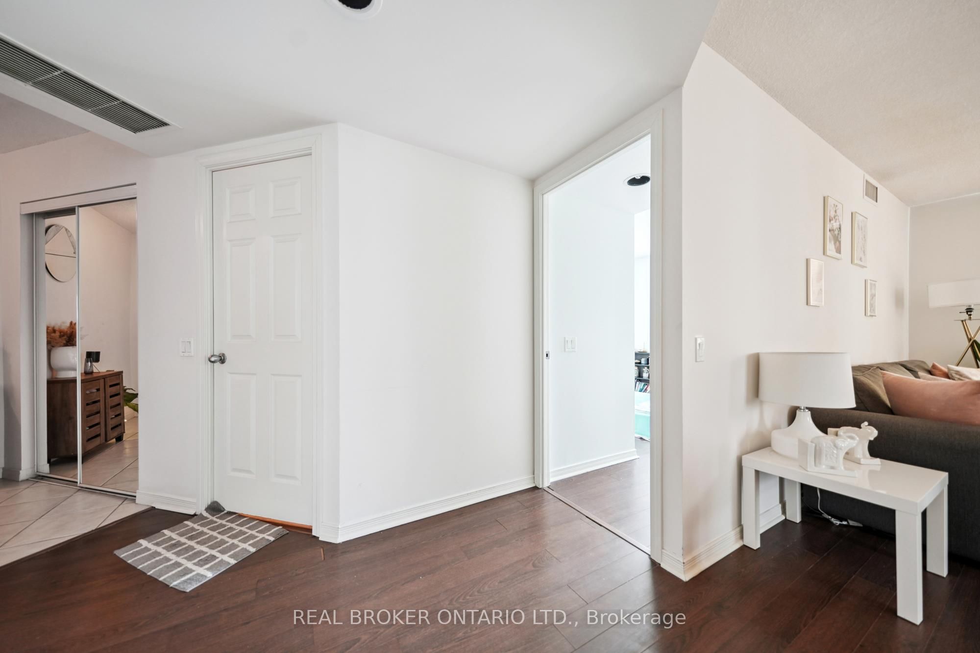 28 Harrison Garden Boulevard 808 Property Photo 6