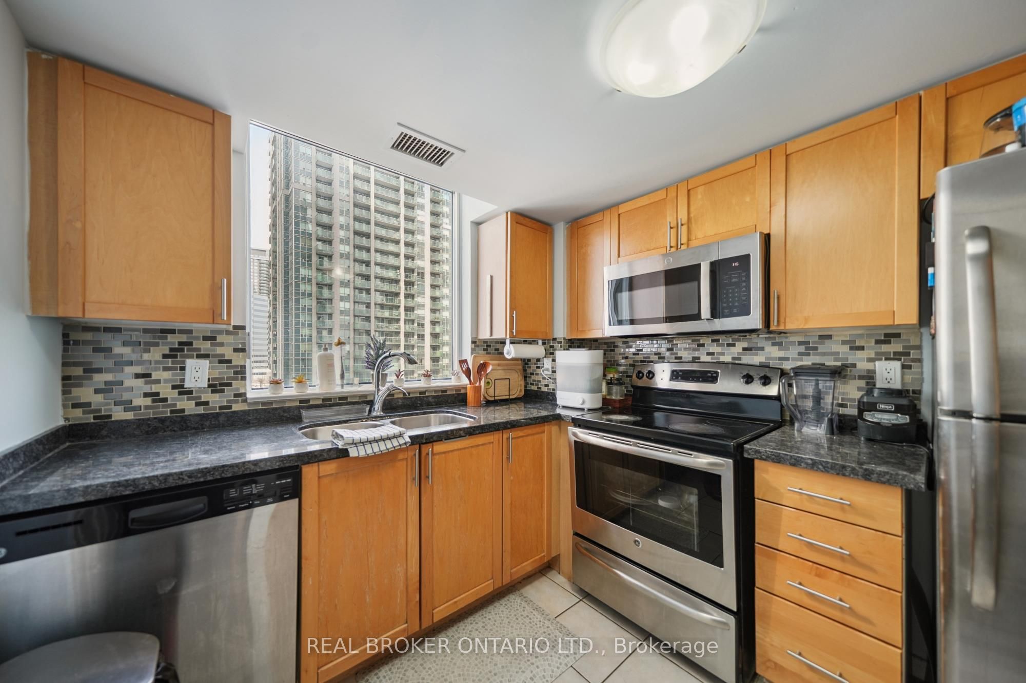 28 Harrison Garden Boulevard 808 Property Photo 10