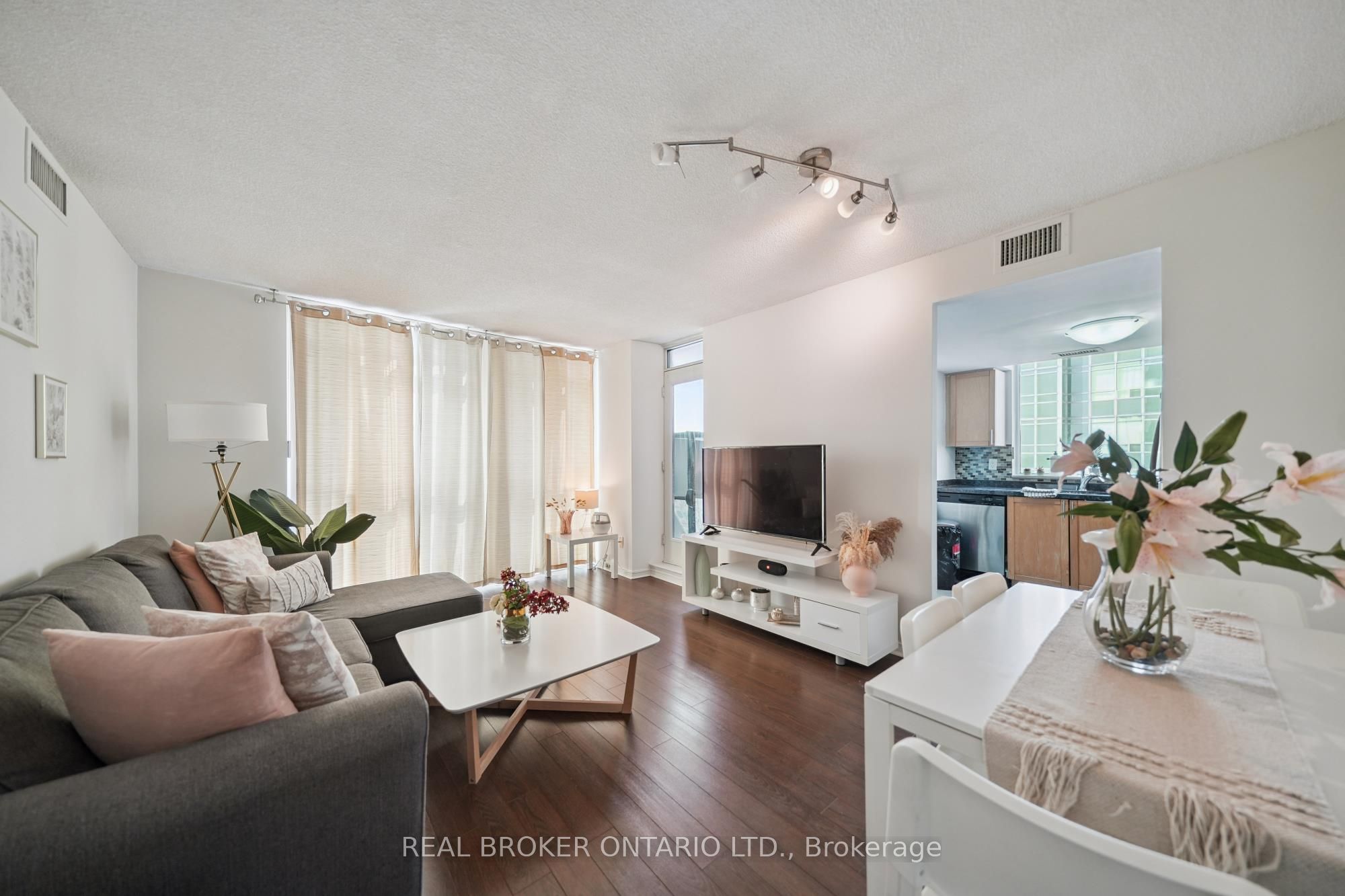 28 Harrison Garden Boulevard 808 Property Photo 11