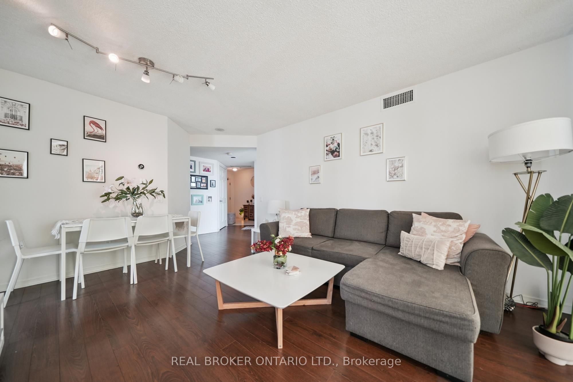 28 Harrison Garden Boulevard 808 Property Photo 12