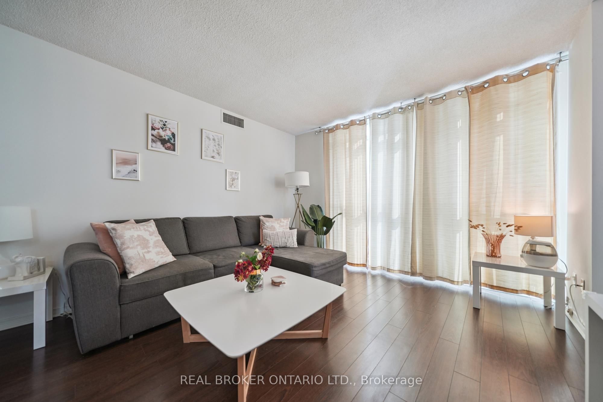 28 Harrison Garden Boulevard 808 Property Photo 13