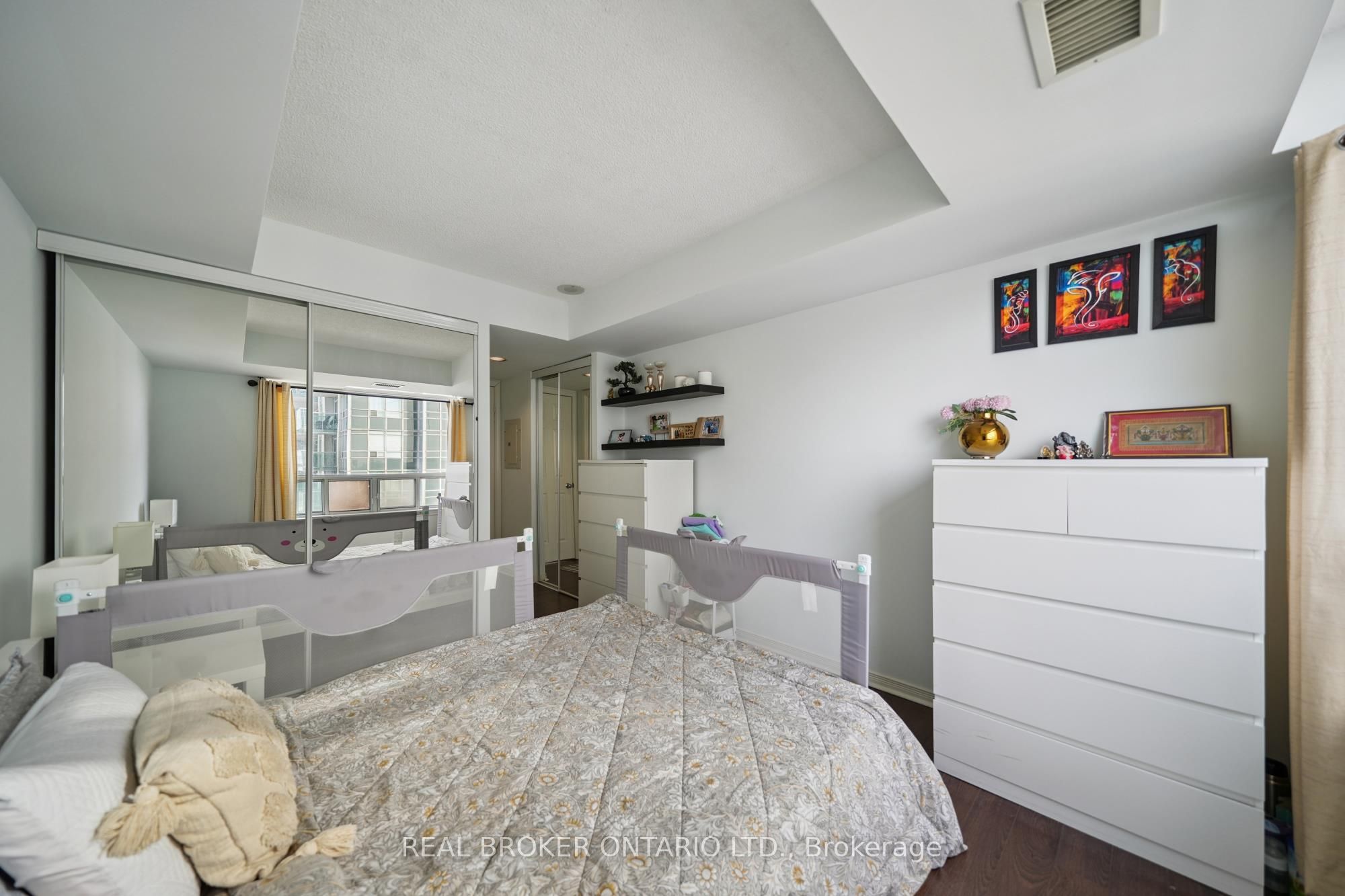 28 Harrison Garden Boulevard 808 Property Photo 14