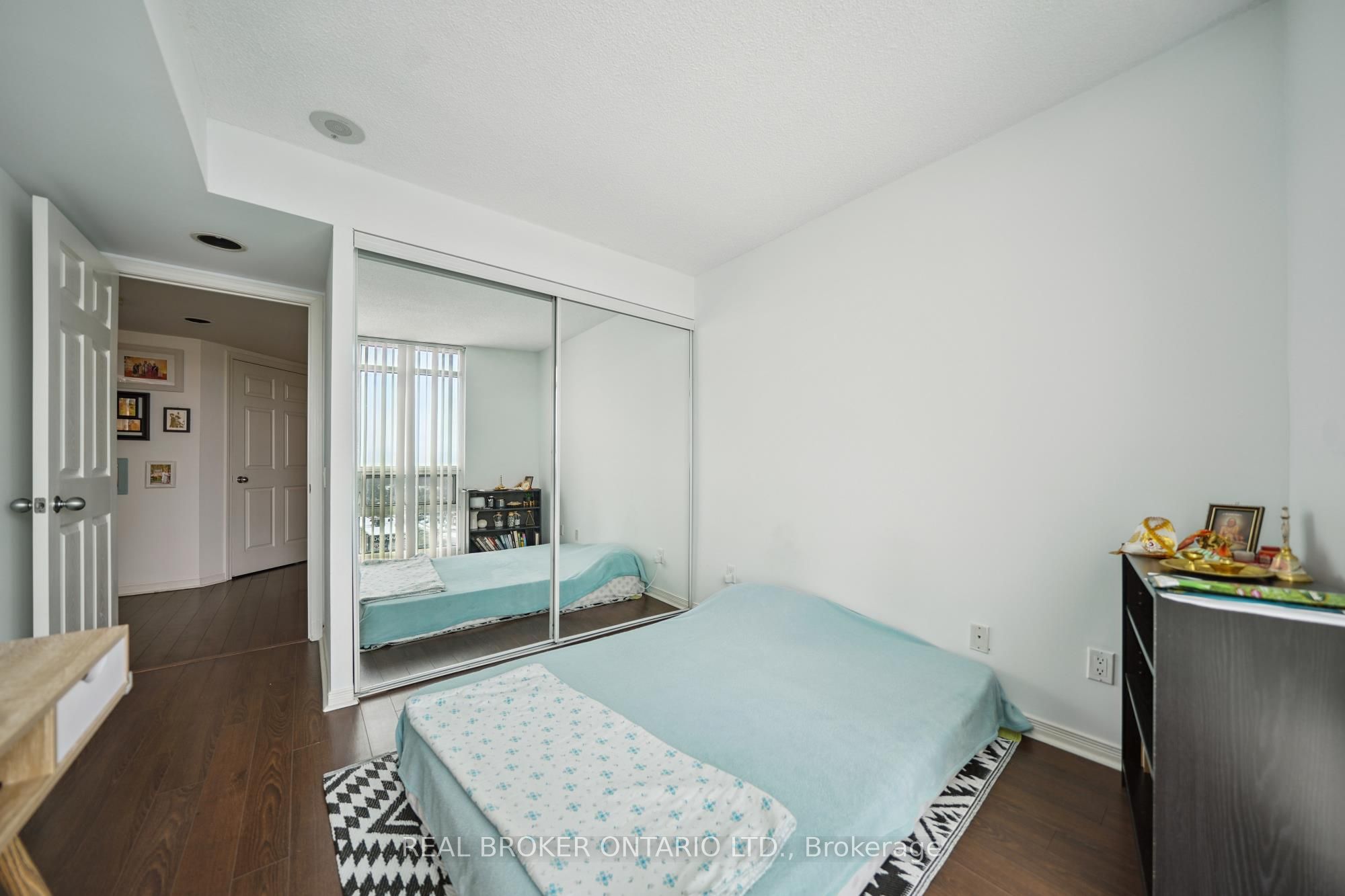 28 Harrison Garden Boulevard 808 Property Photo 16