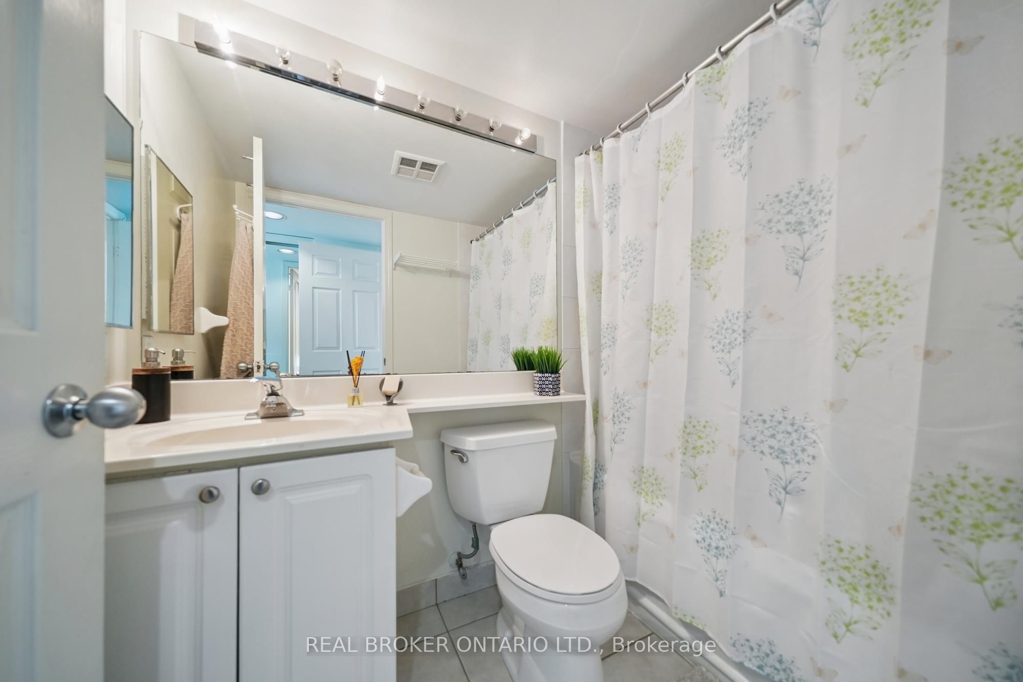 28 Harrison Garden Boulevard 808 Property Photo 18