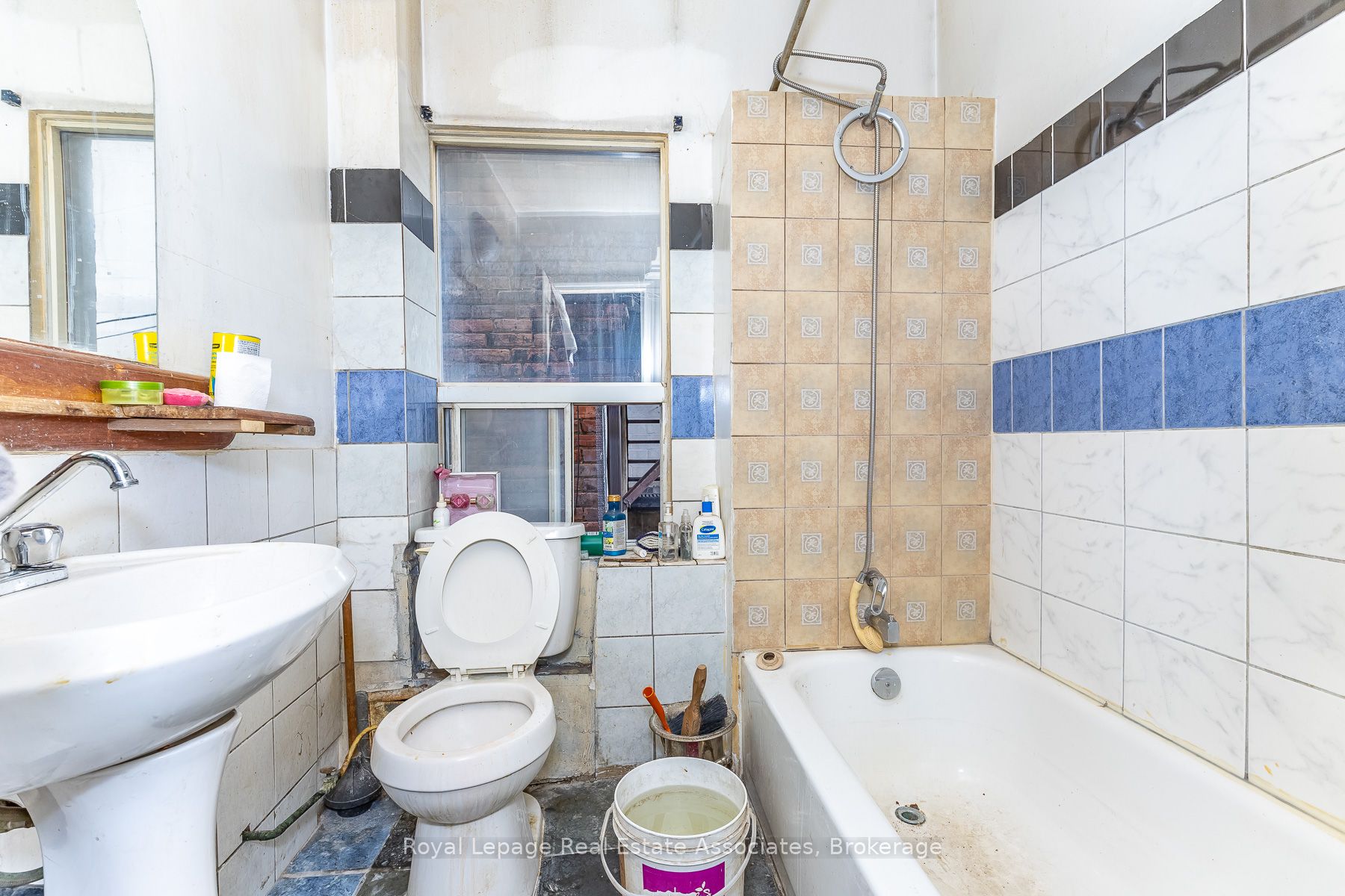 863 Bloor Street W Property Photo 15
