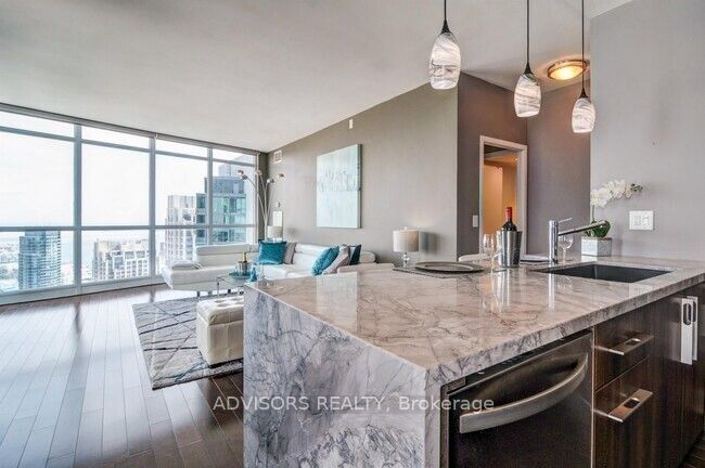 219 Fort York Boulevard Lph 3702 Property Photo 8