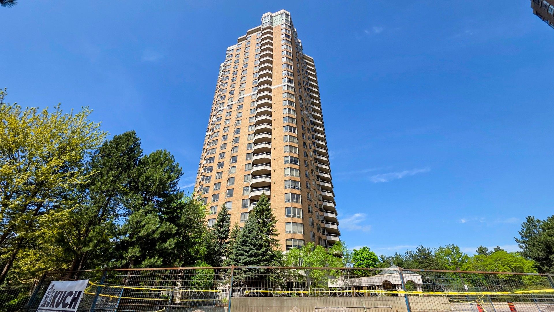 89 Skymark Drive 1610
