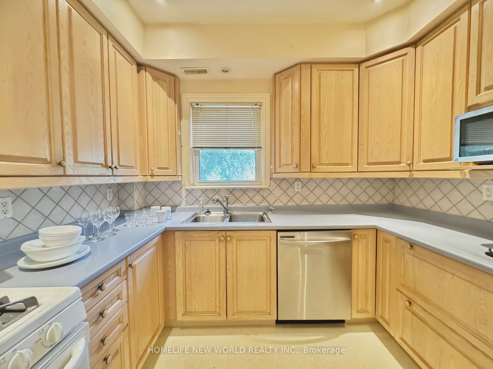 1563 Bathurst Street Property Photo 8
