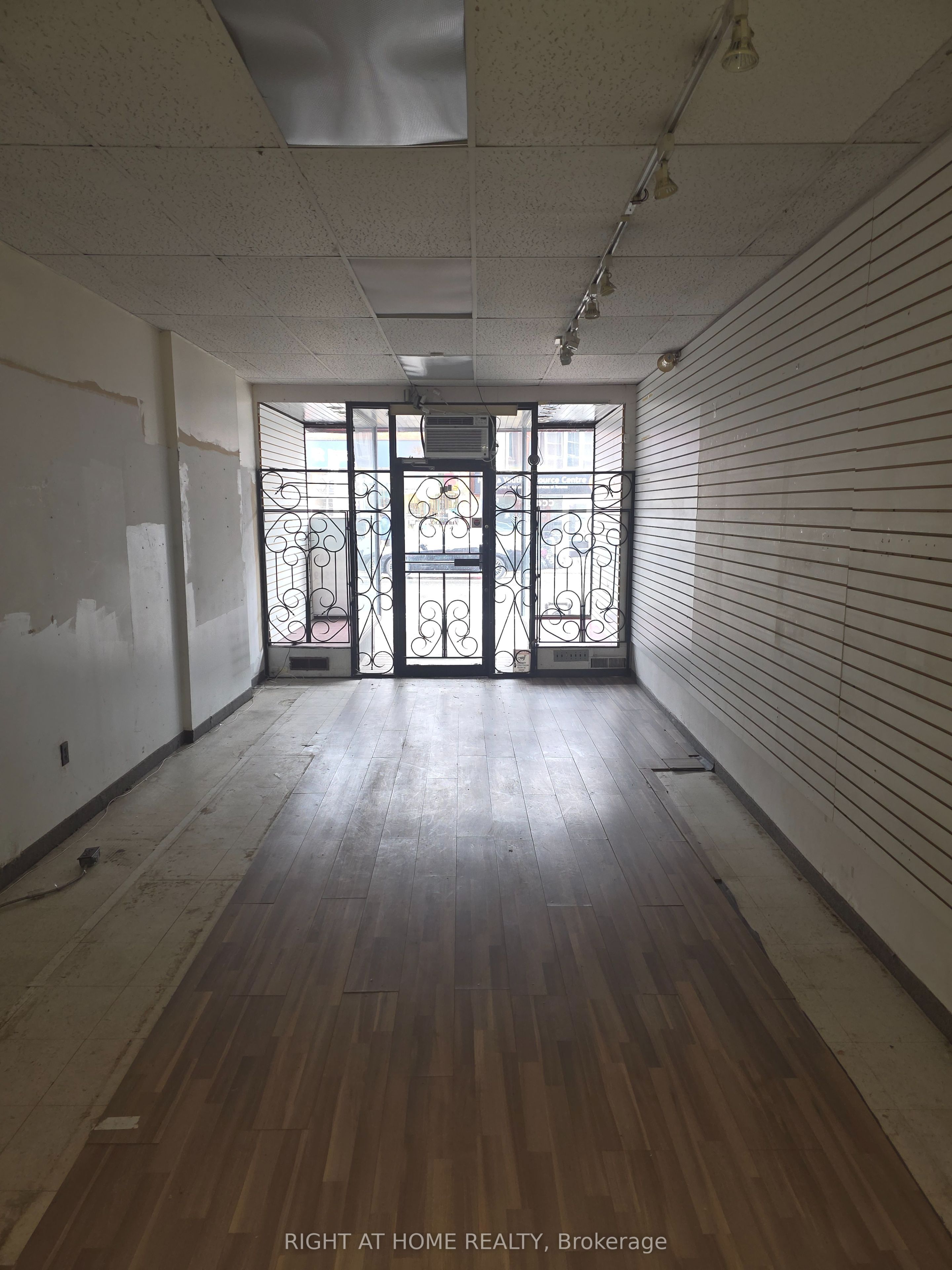 654 Bloor Street W Property Photo 2