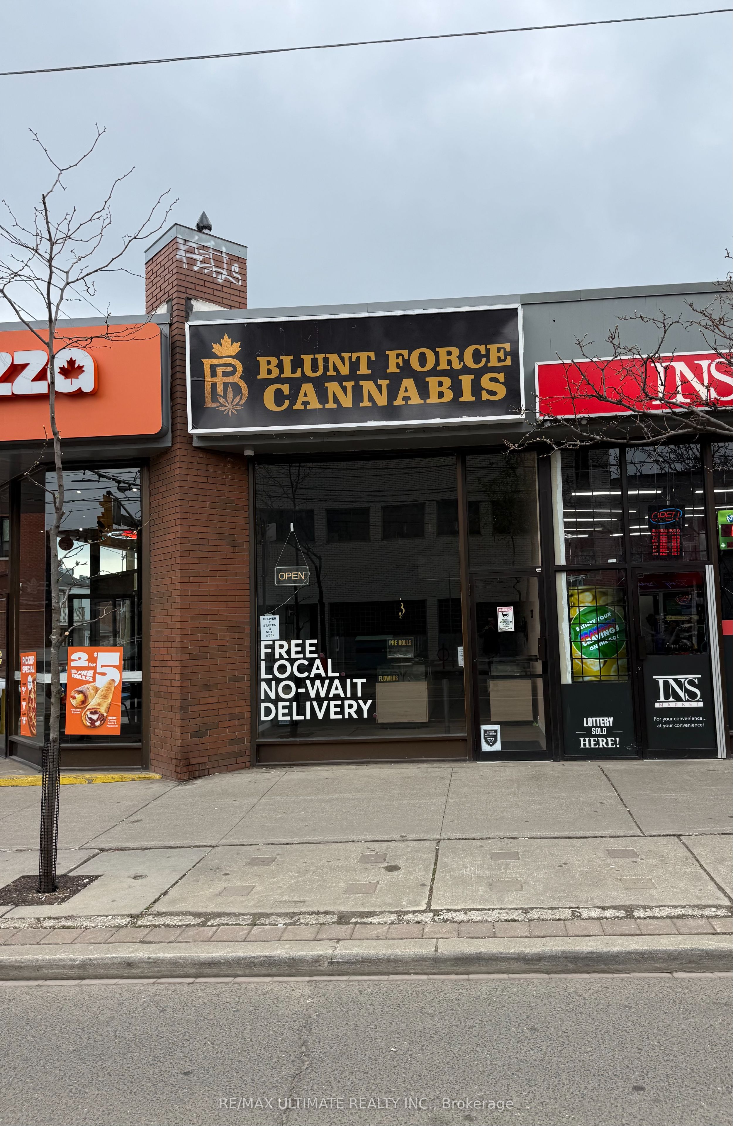 811 Dundas Street W 2
