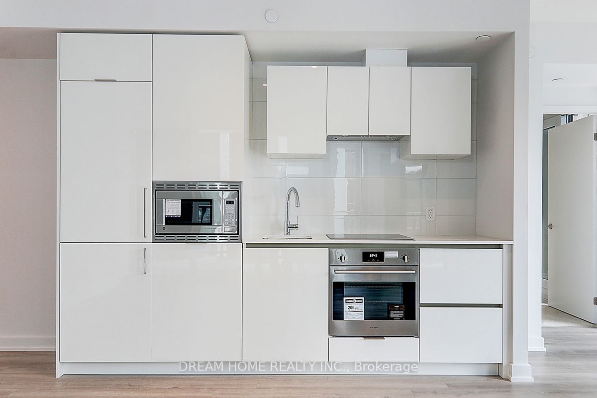 238 Simcoe Street 1608 Property Photo 19