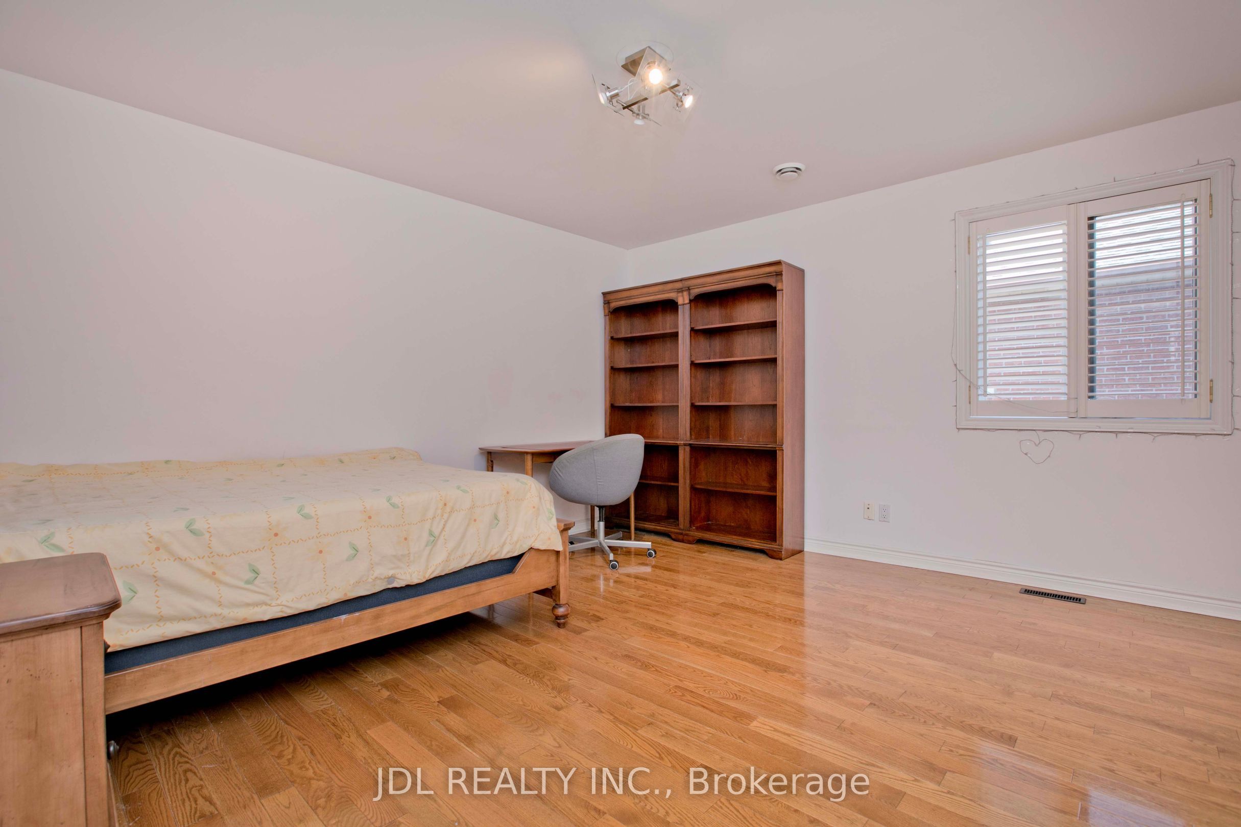 53 Aldershot Crescent Property Photo 22