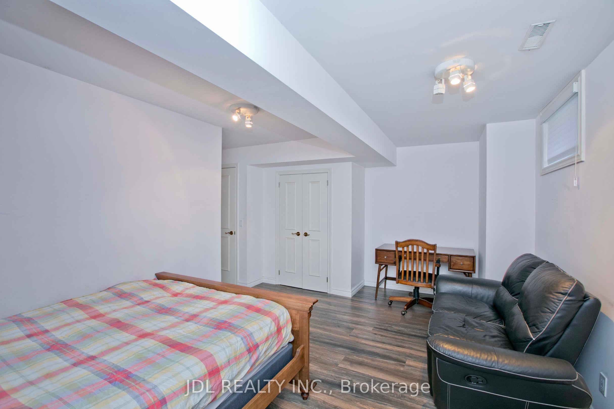 53 Aldershot Crescent Property Photo 40