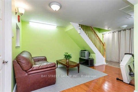 35 Cairnside Crescent Property Photo 4