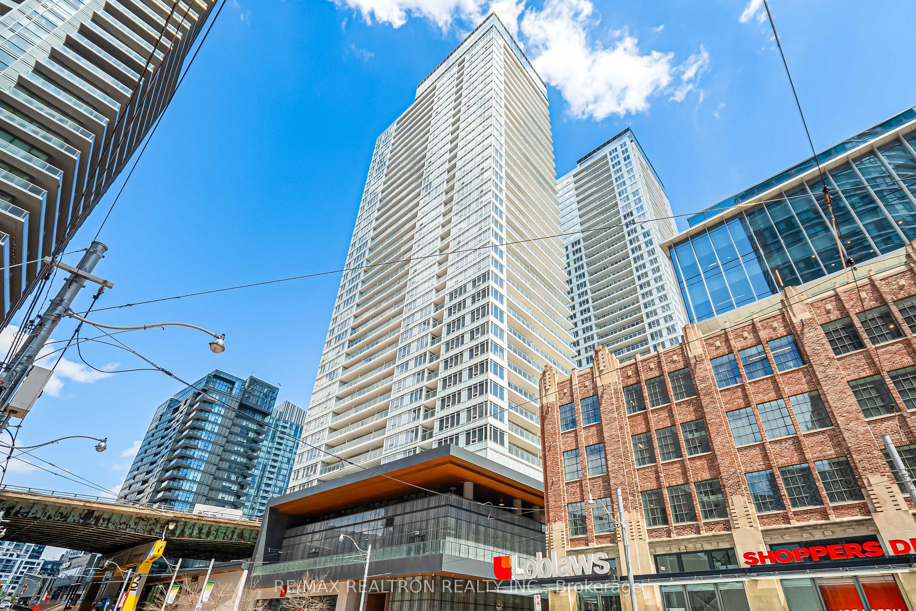 19 Bathurst Street 811 Property Photo 1