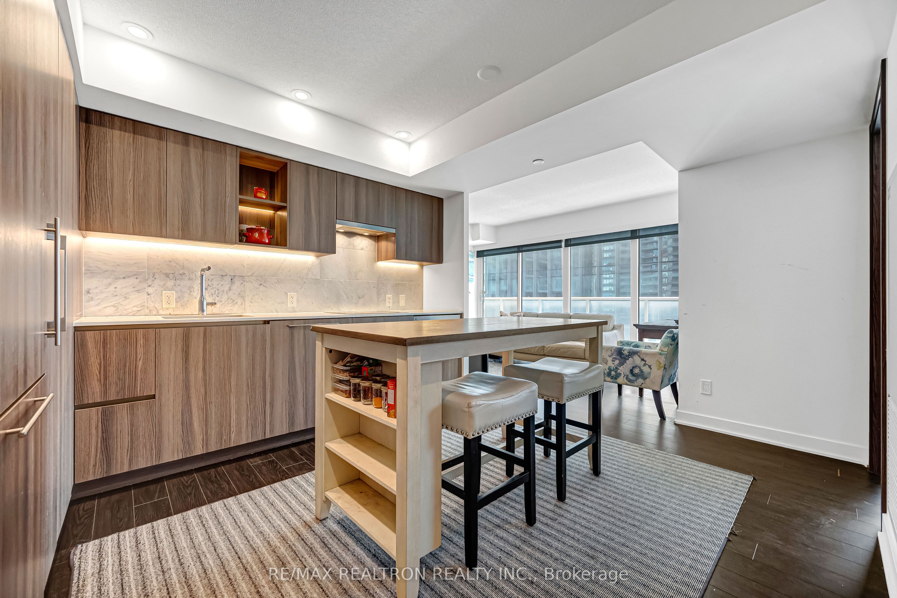 19 Bathurst Street 811 Property Photo 2