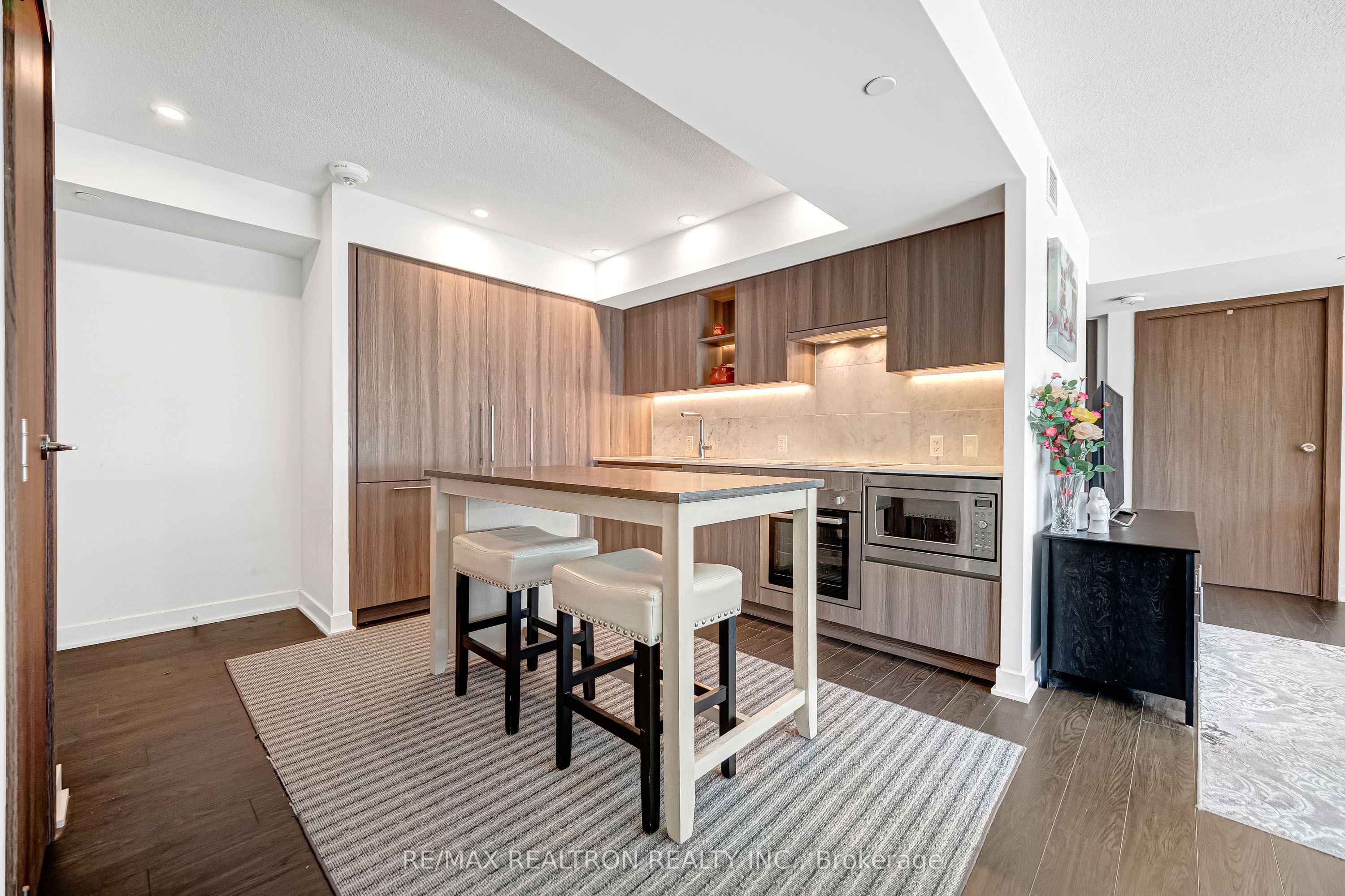 19 Bathurst Street 811 Property Photo 3