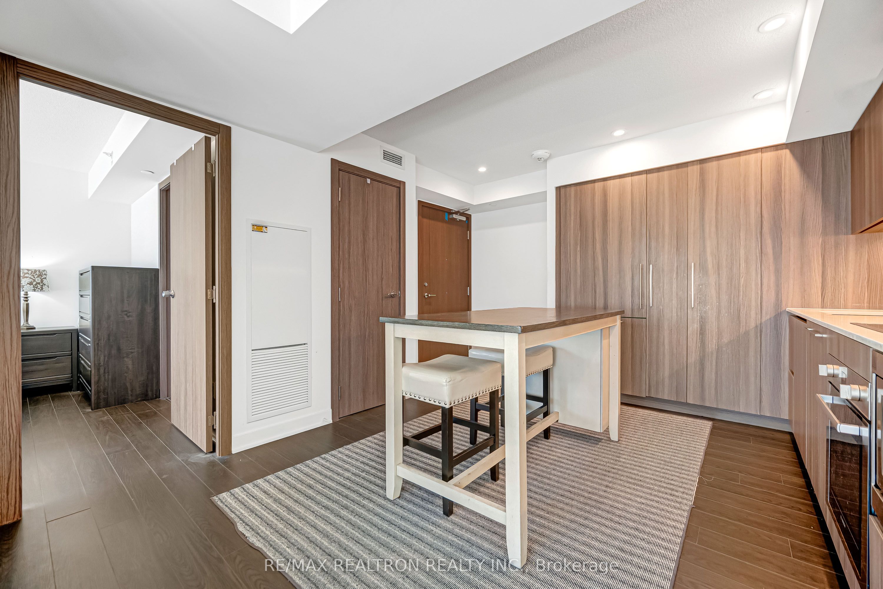 19 Bathurst Street 811 Property Photo 4