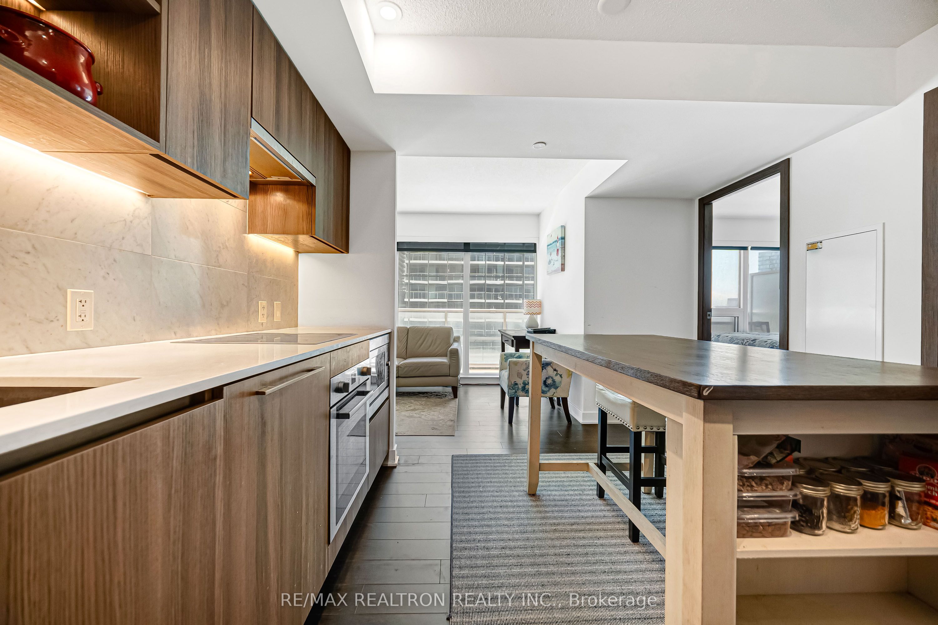 19 Bathurst Street 811 Property Photo 5