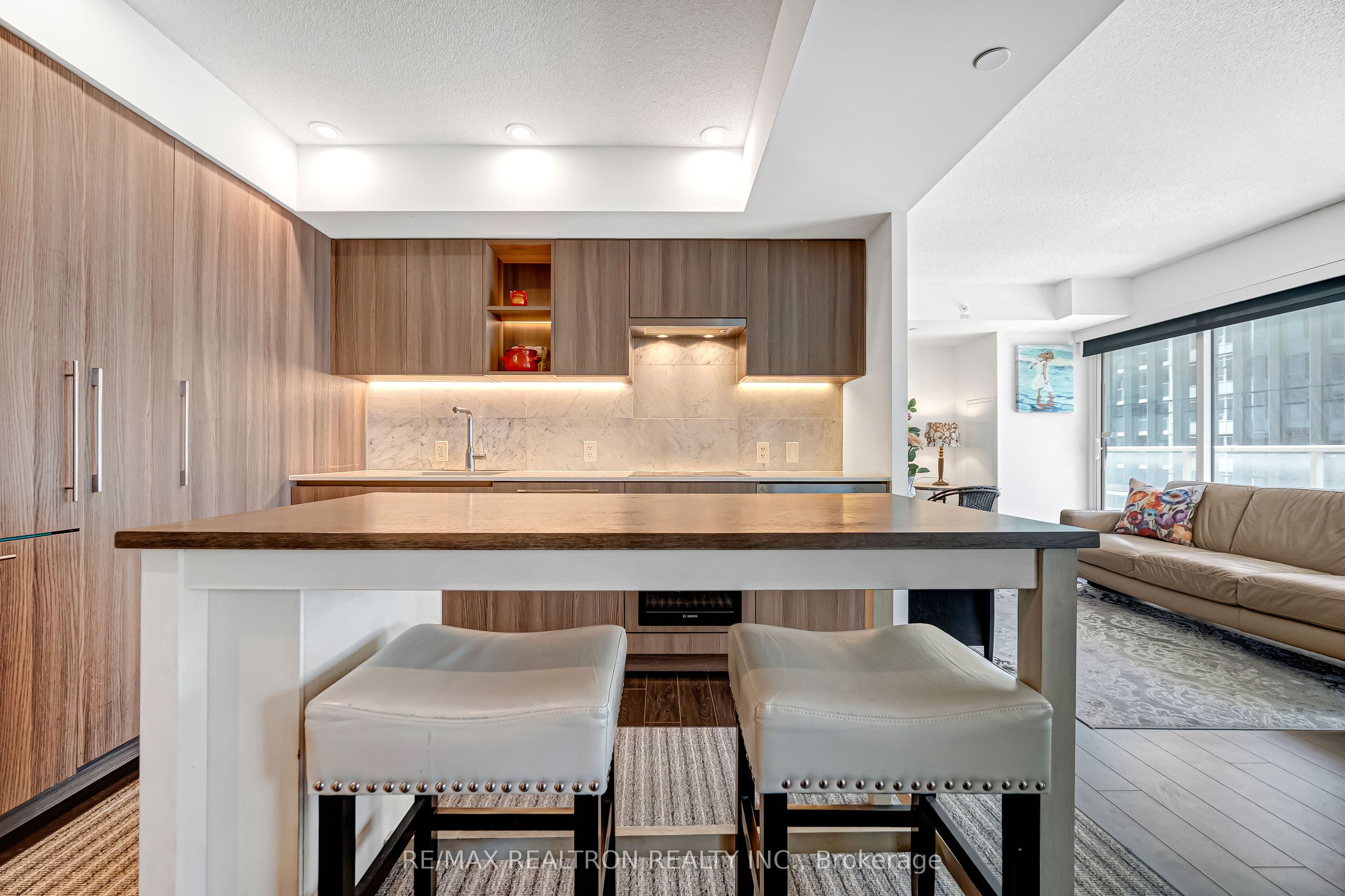 19 Bathurst Street 811 Property Photo 6