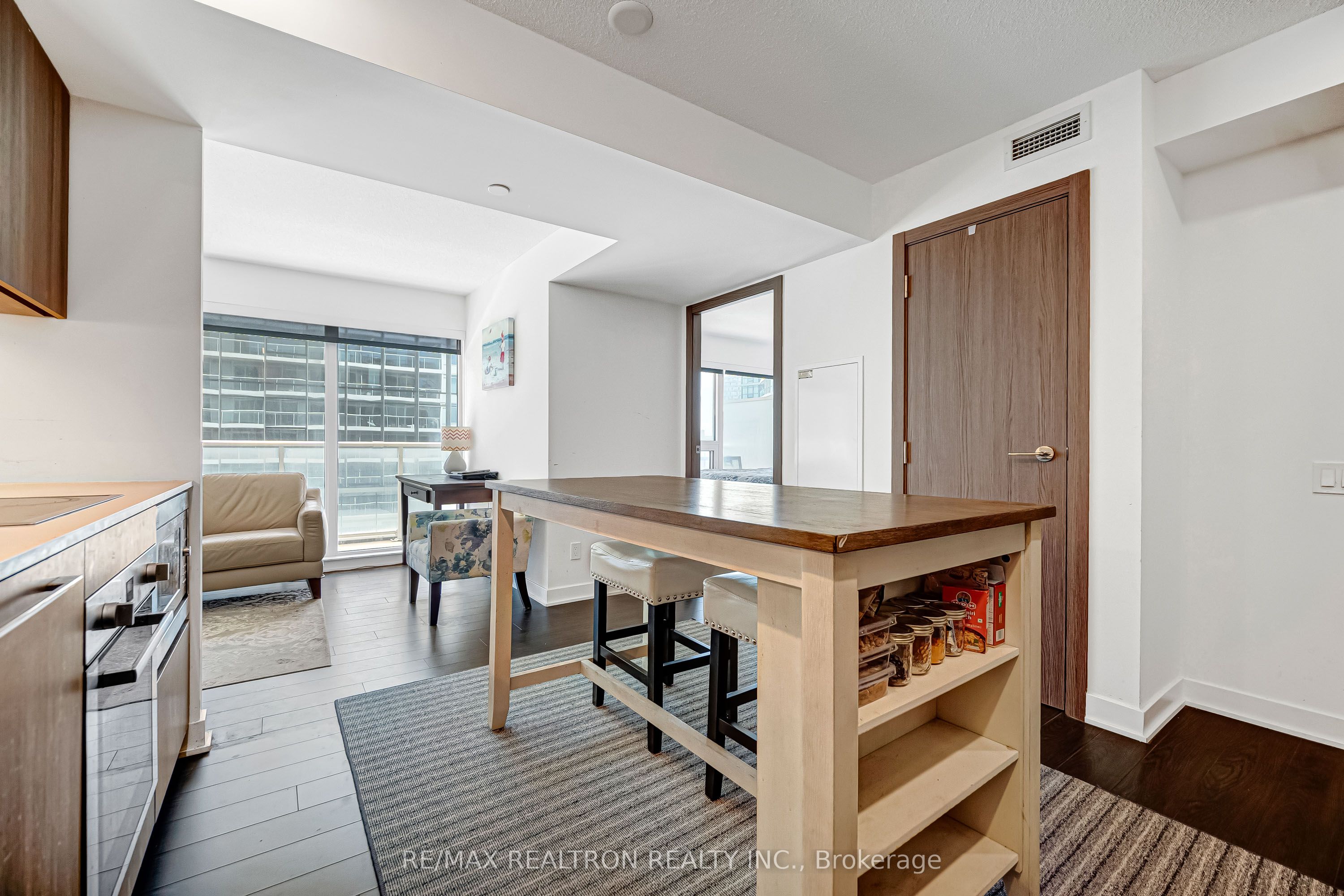 19 Bathurst Street 811 Property Photo 8