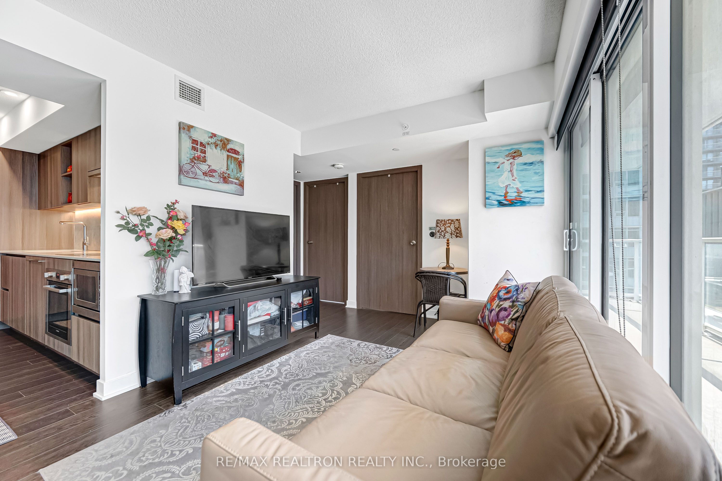 19 Bathurst Street 811 Property Photo 13