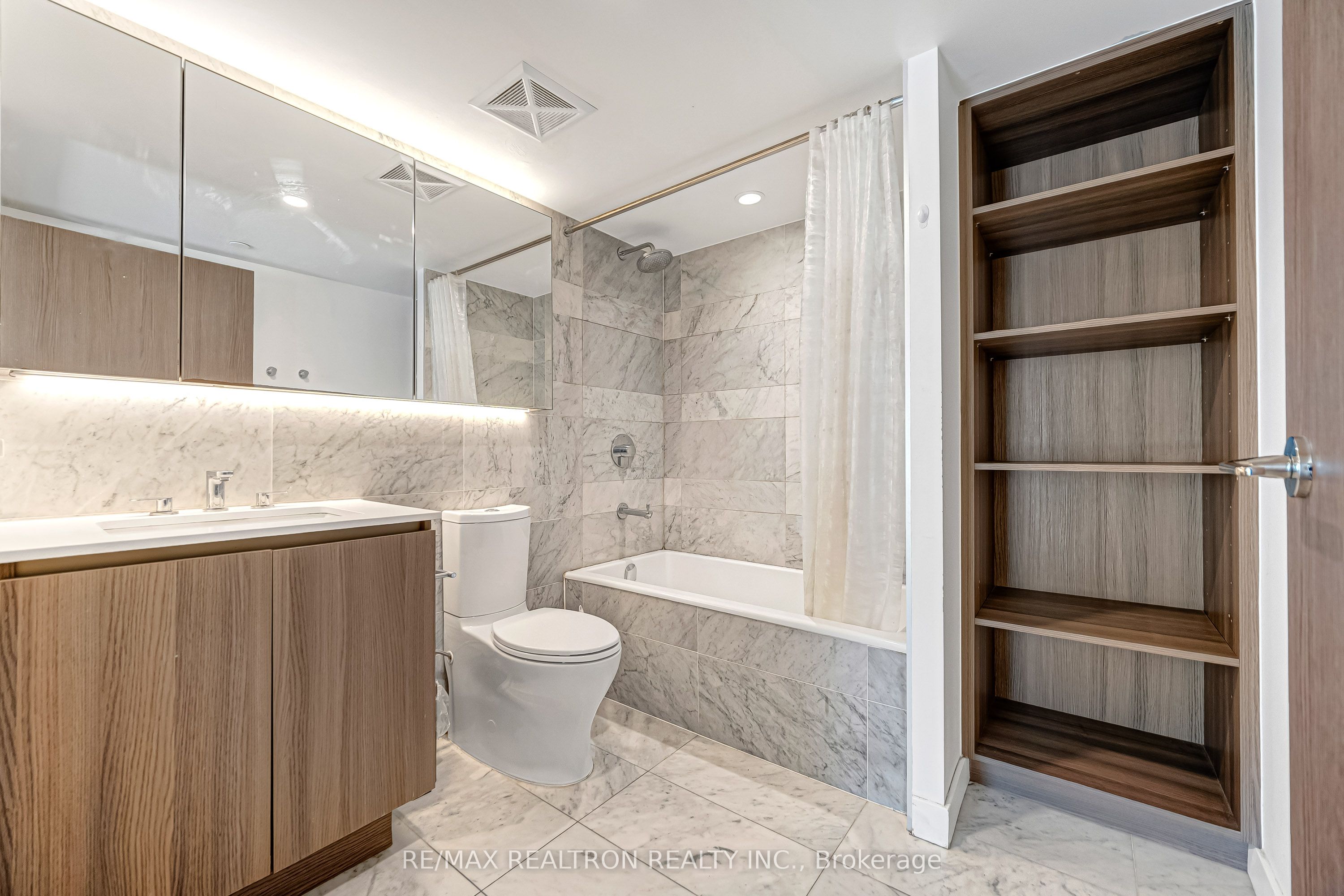 19 Bathurst Street 811 Property Photo 16