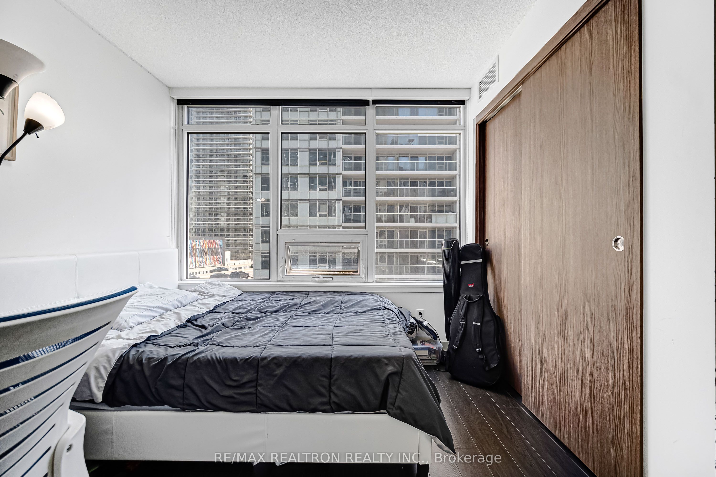 19 Bathurst Street 811 Property Photo 18