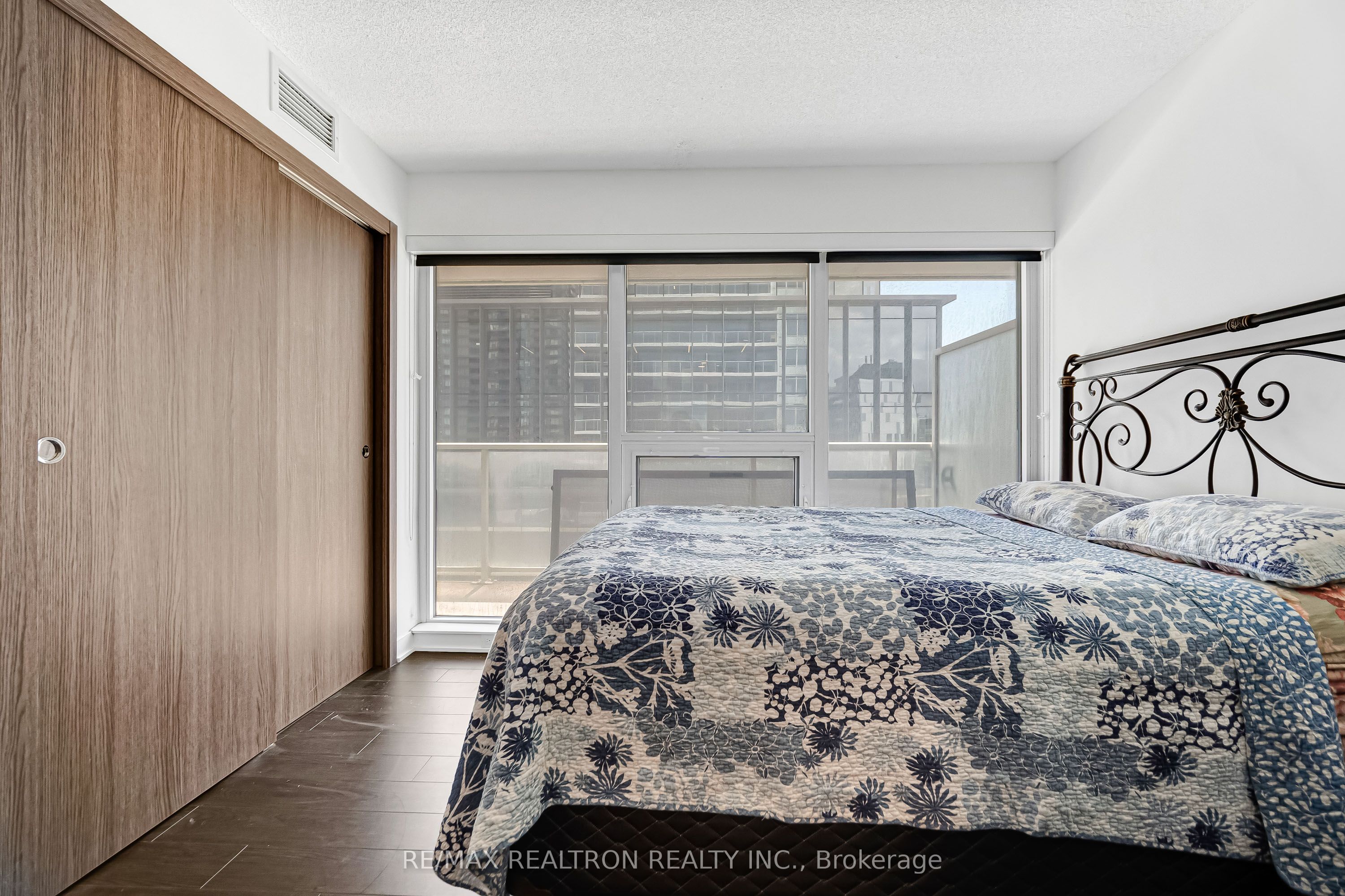 19 Bathurst Street 811 Property Photo 25