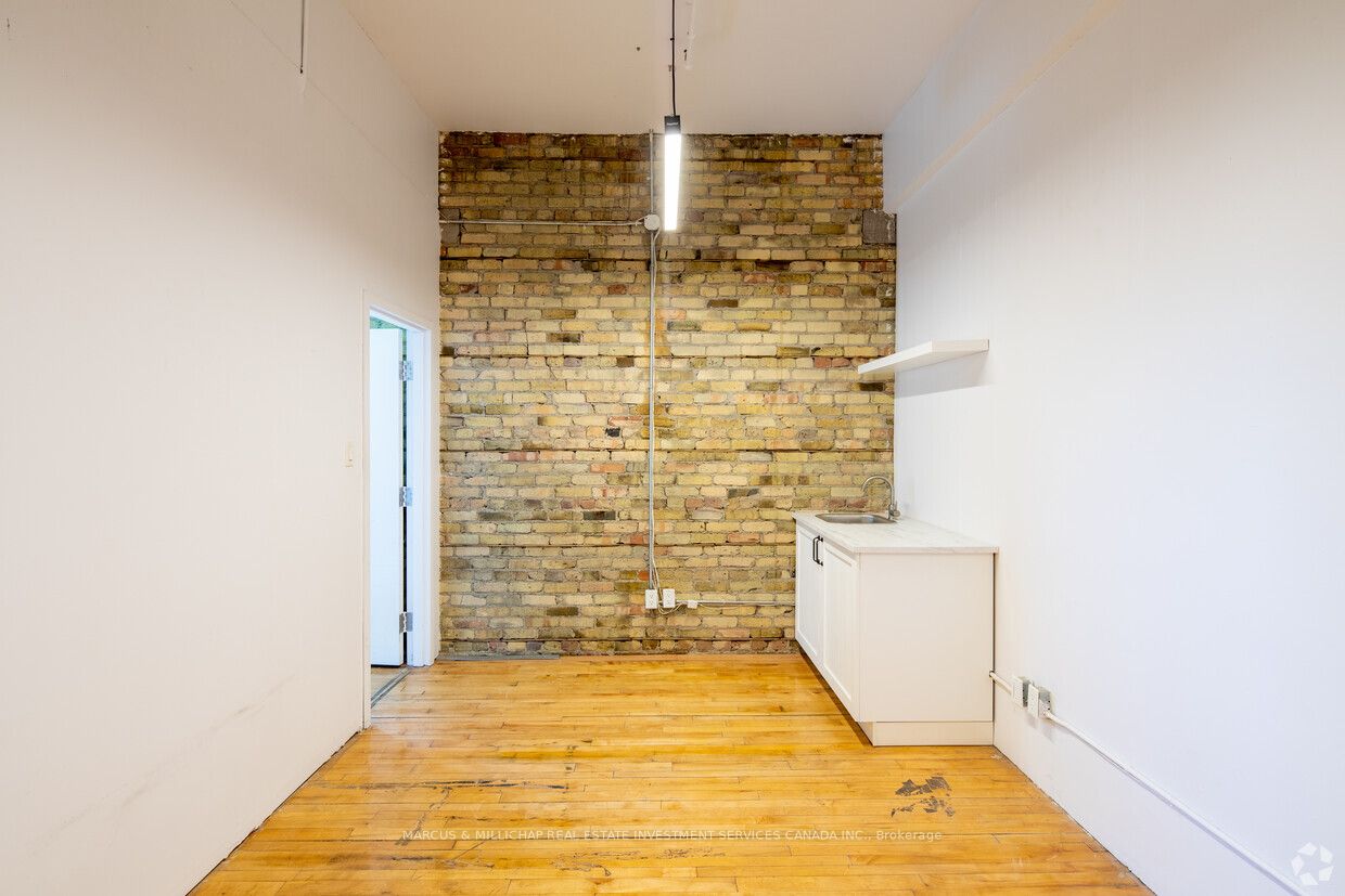 639 Queen Street W 503 Property Photo 3