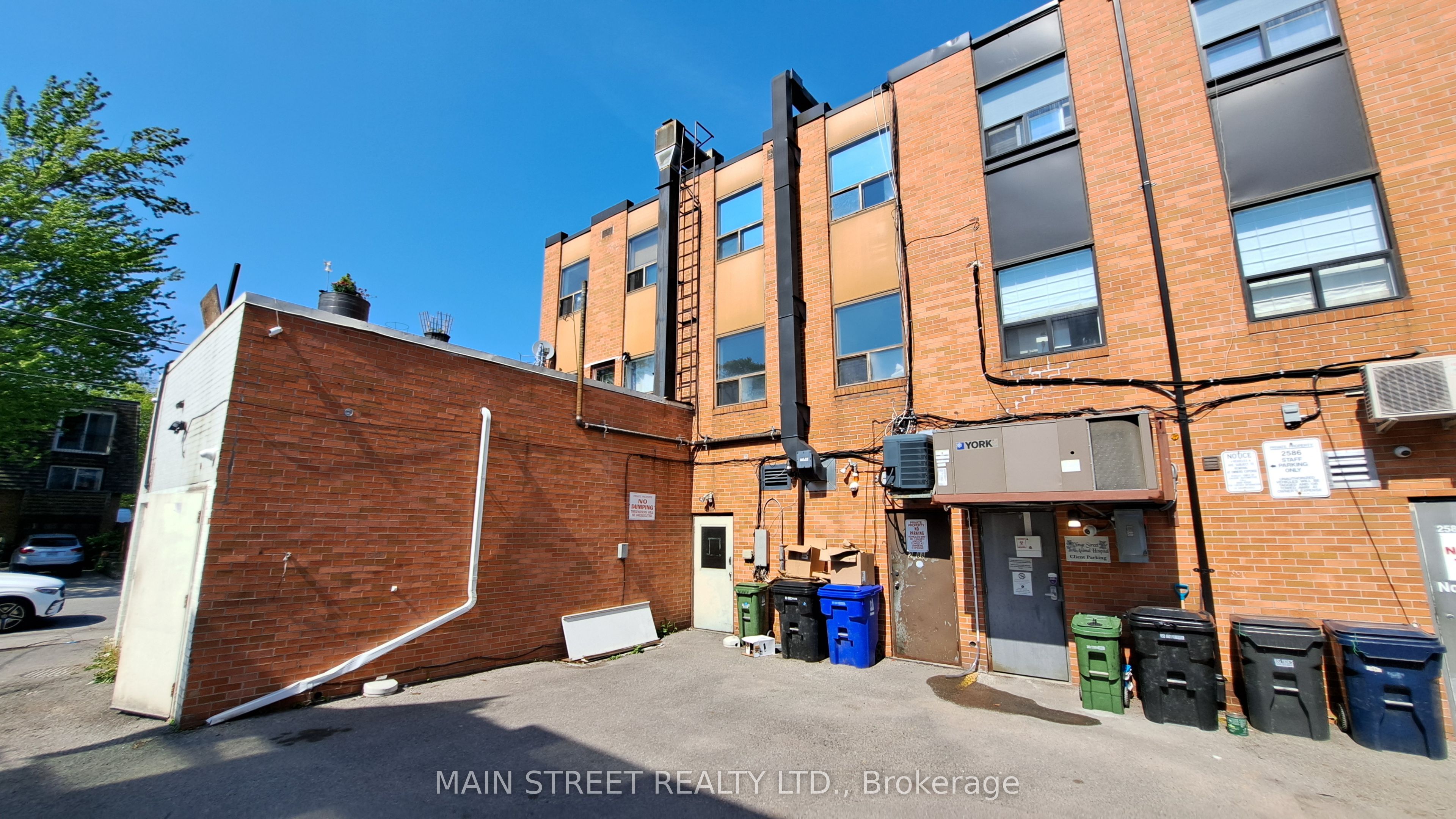 2588 & 2590 Yonge Street Property Photo 4