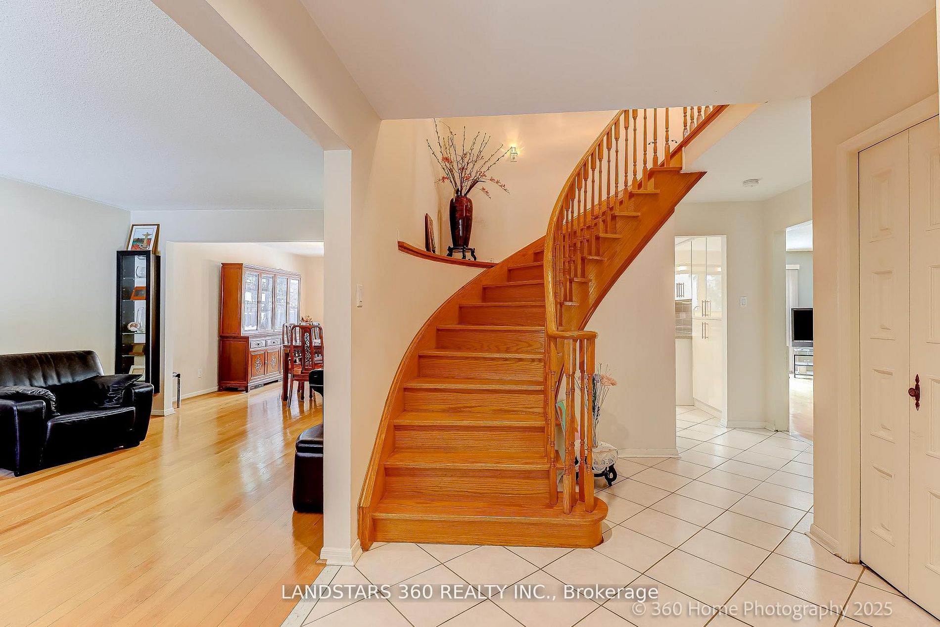 31 Whitehorn Crescent Property Photo 2