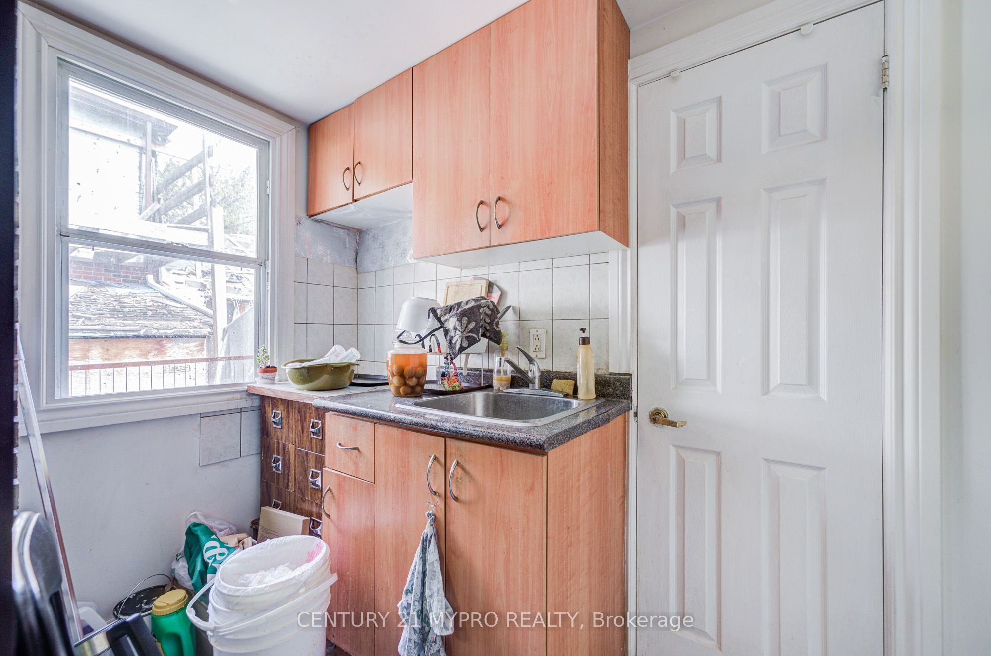 211 Bellwoods Avenue Property Photo 10