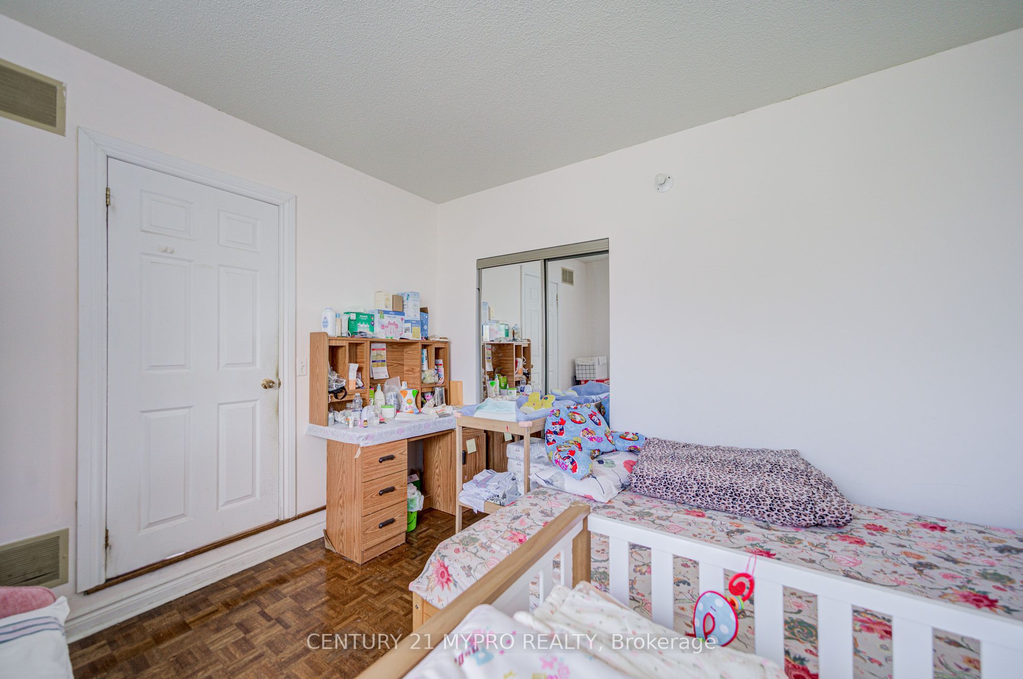 211 Bellwoods Avenue Property Photo 17