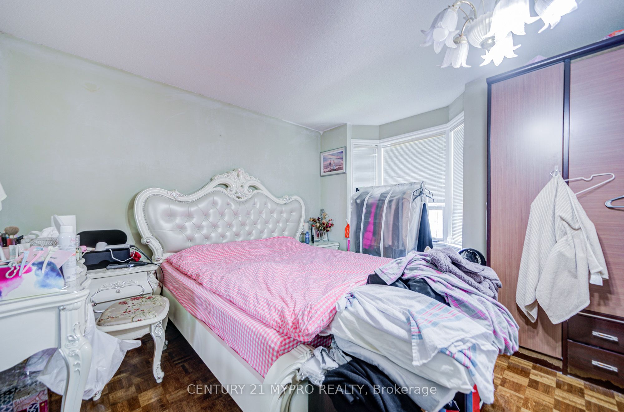 211 Bellwoods Avenue Property Photo 20