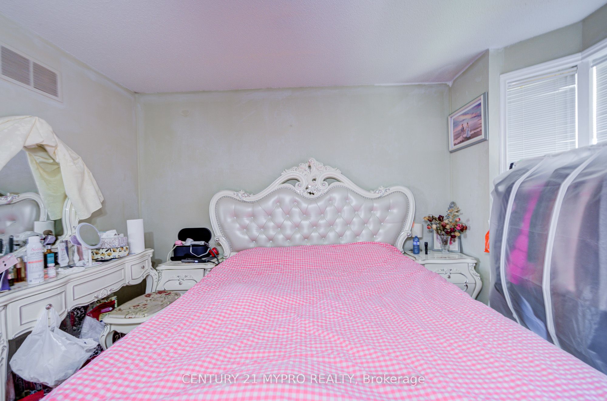 211 Bellwoods Avenue Property Photo 22