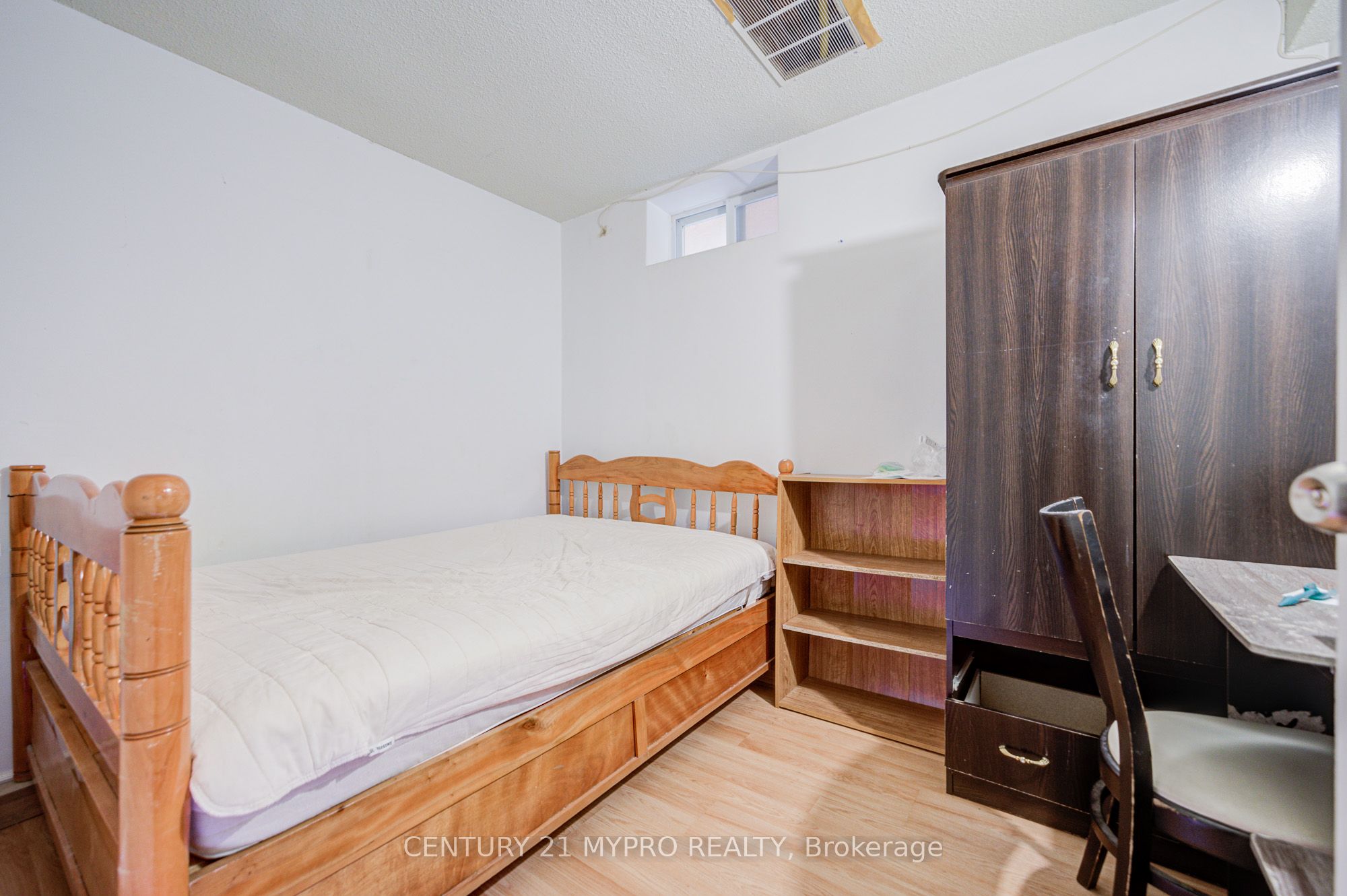 211 Bellwoods Avenue Property Photo 31