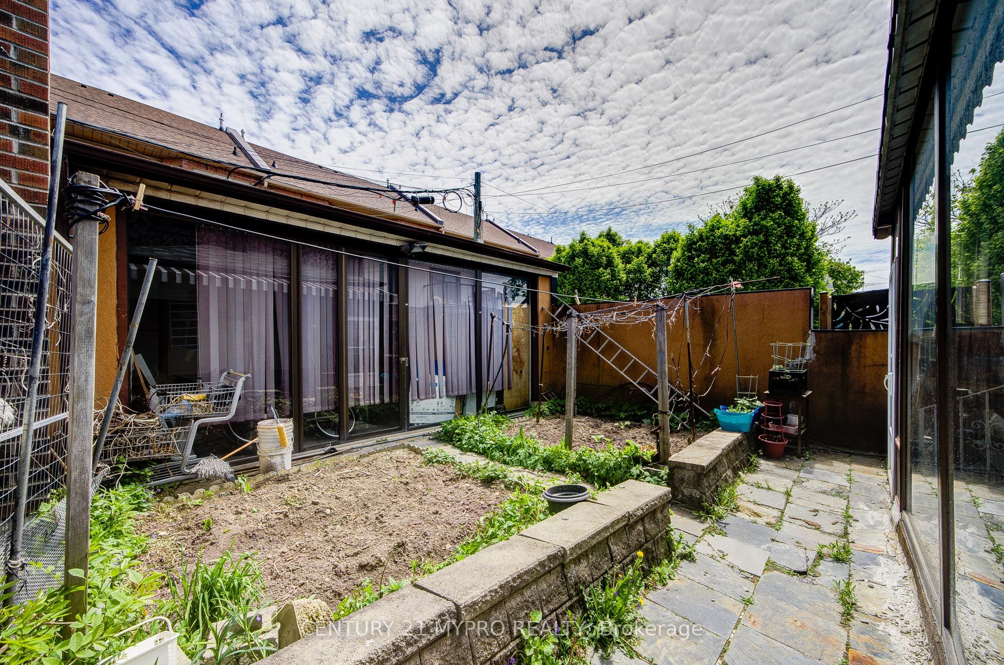 211 Bellwoods Avenue Property Photo 45