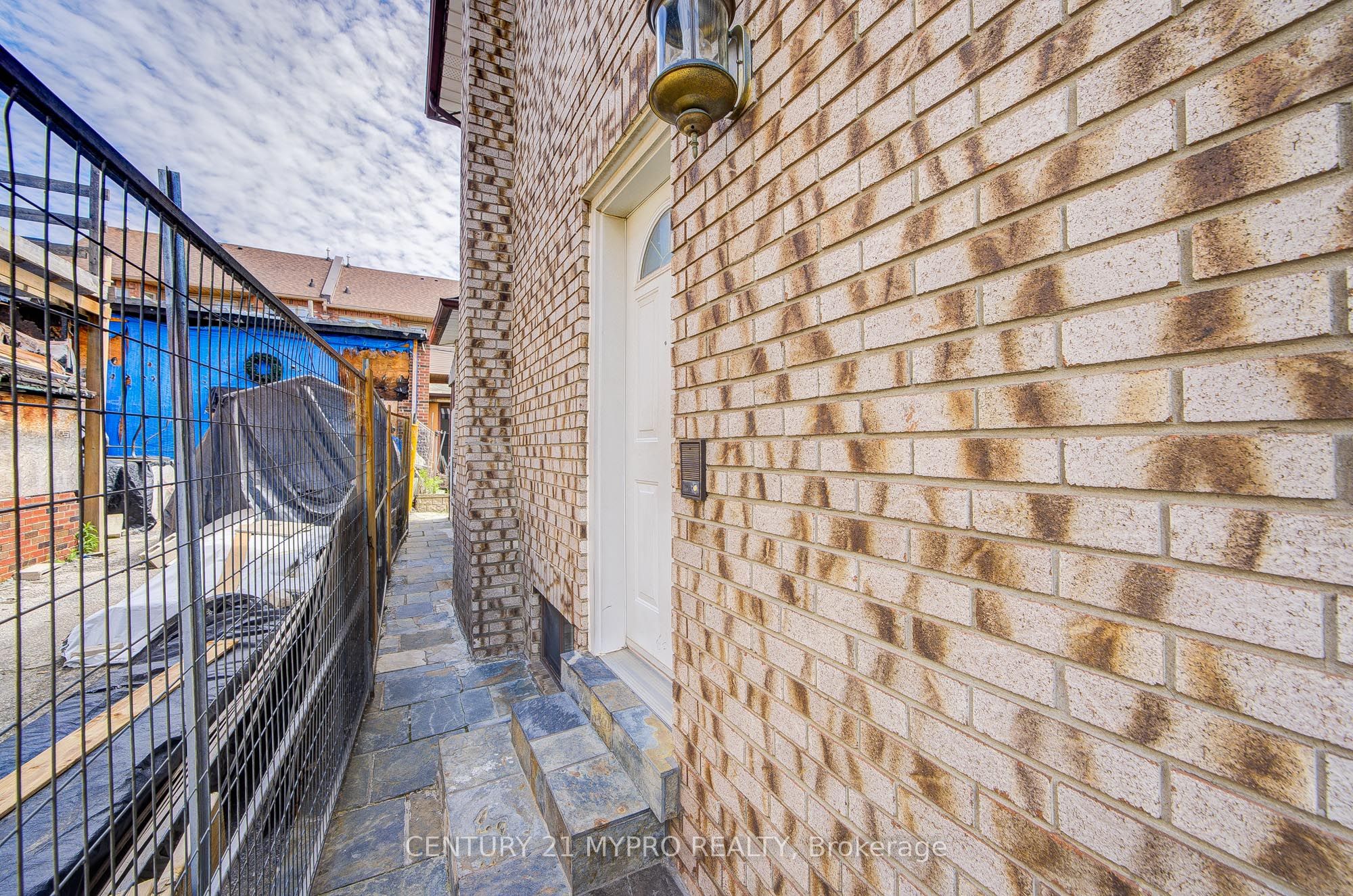 211 Bellwoods Avenue Property Photo 48
