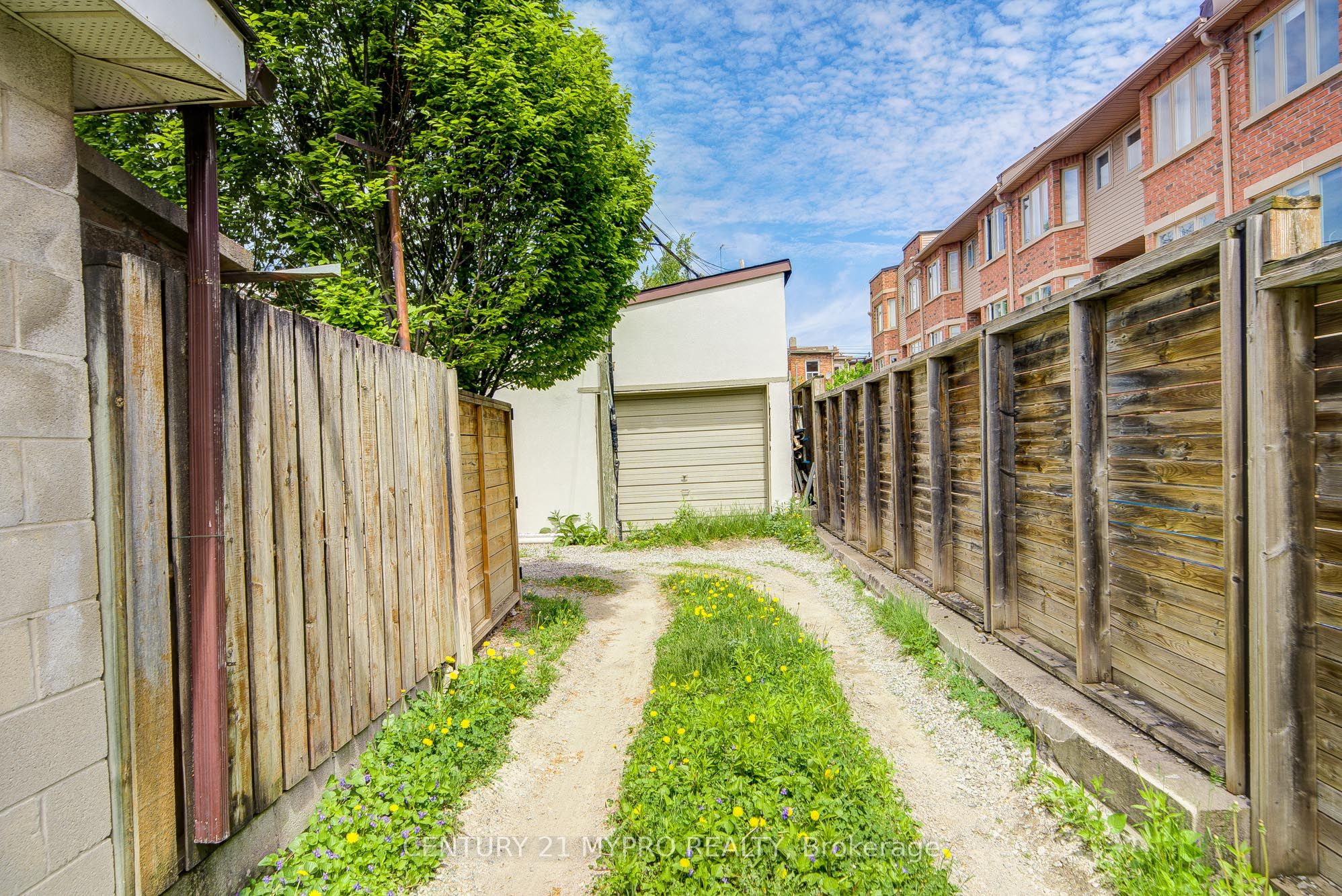 211 Bellwoods Avenue Property Photo 49