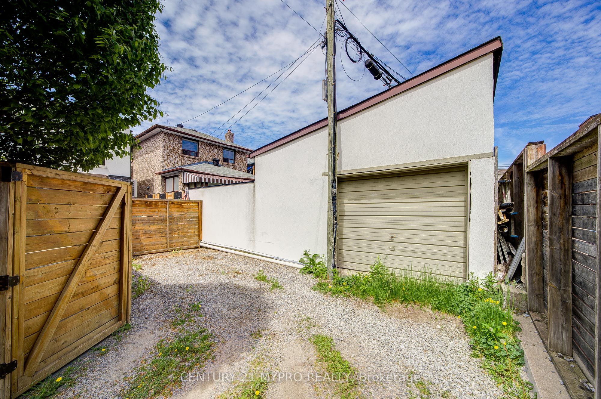 211 Bellwoods Avenue Property Photo 50
