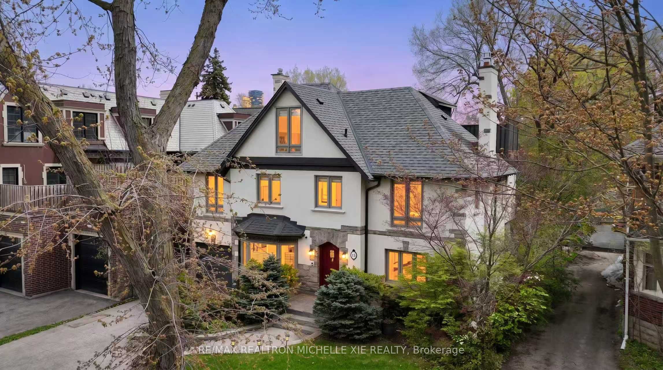 15 Strathallan Boulevard Property Photo 1