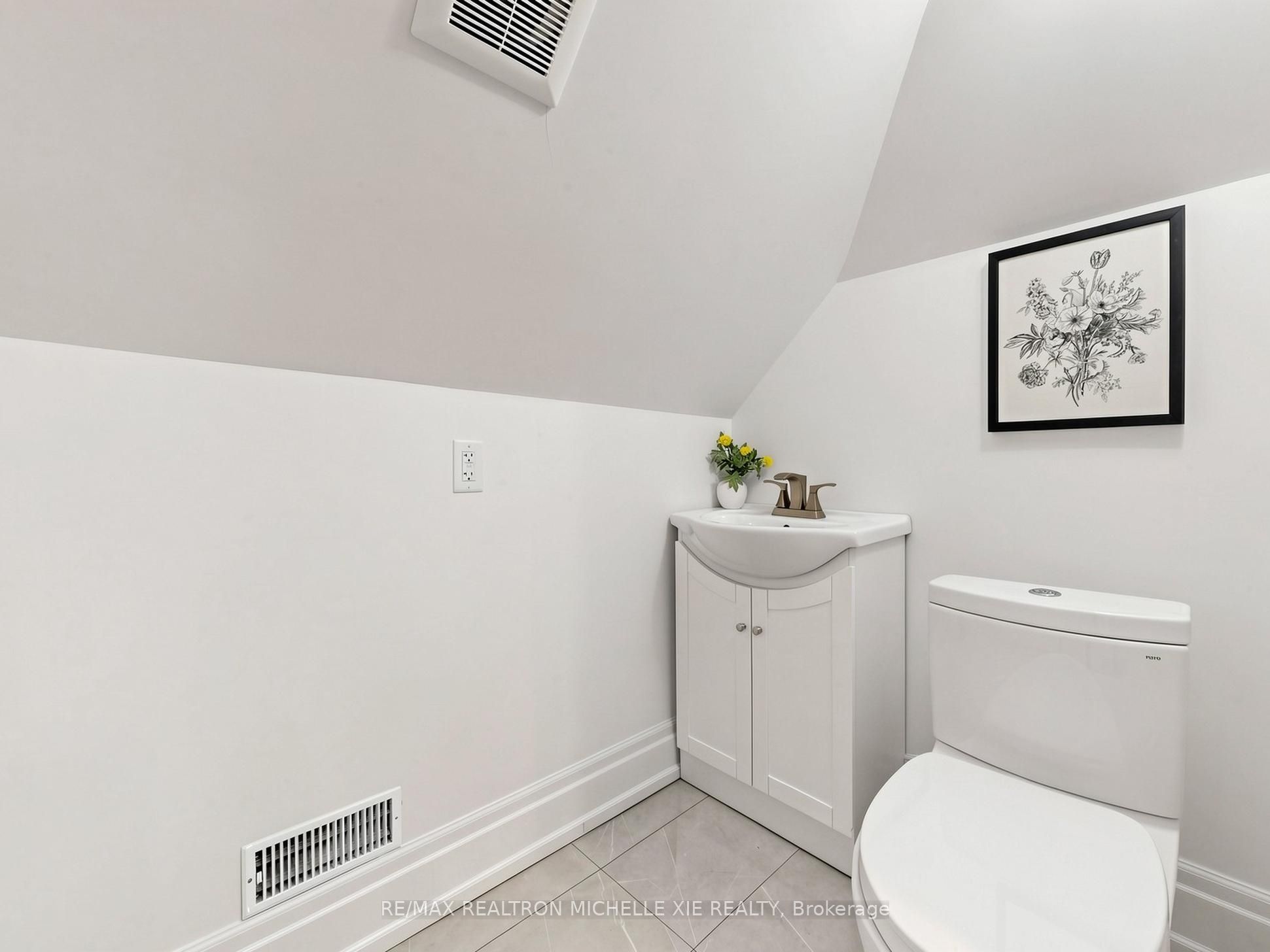15 Strathallan Boulevard Property Photo 36