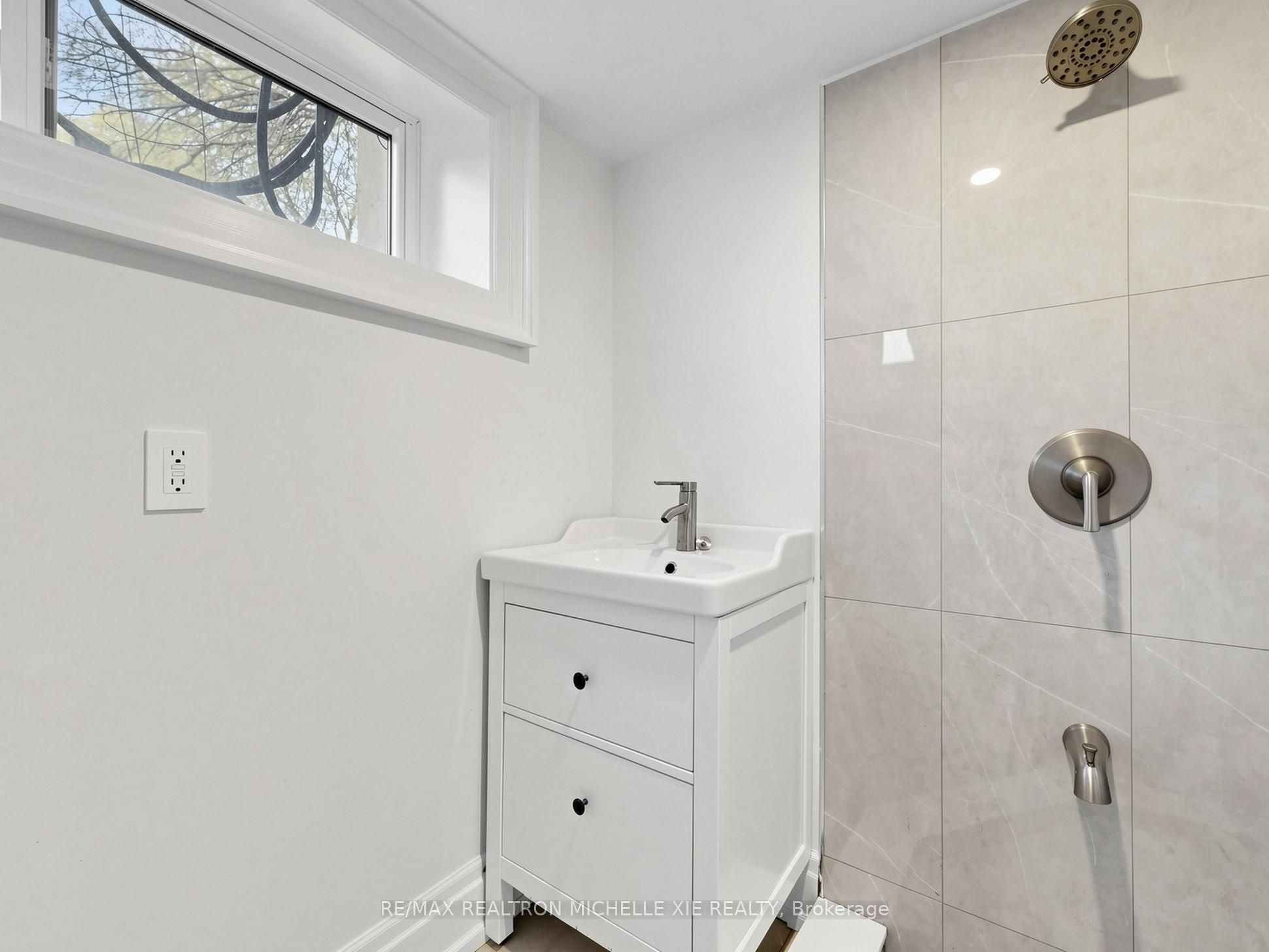 15 Strathallan Boulevard Property Photo 44