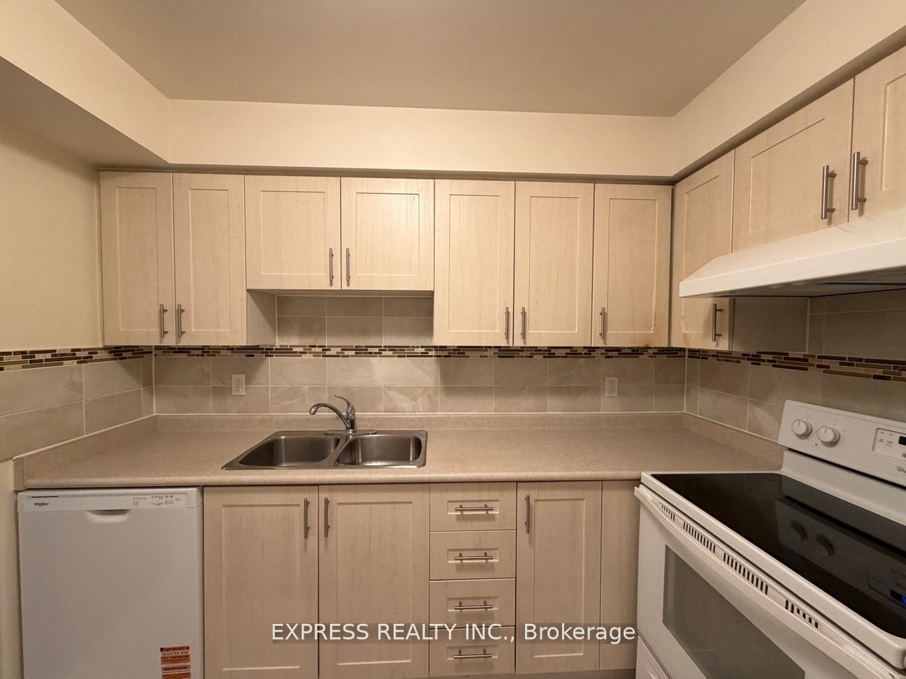 29 Pemberton Avenue 809 Property Photo 3
