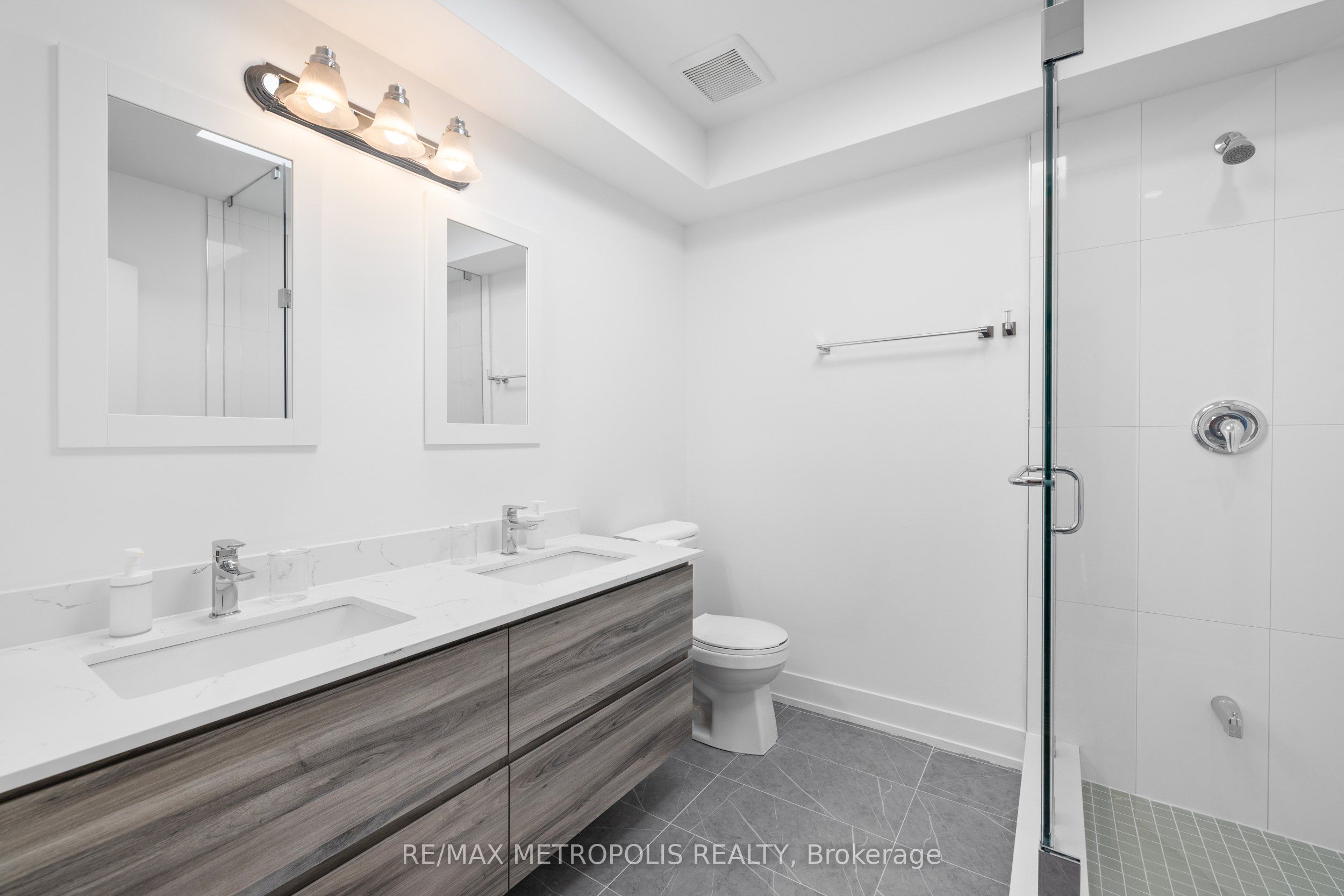 447 Lansdowne Avenue Property Photo 9