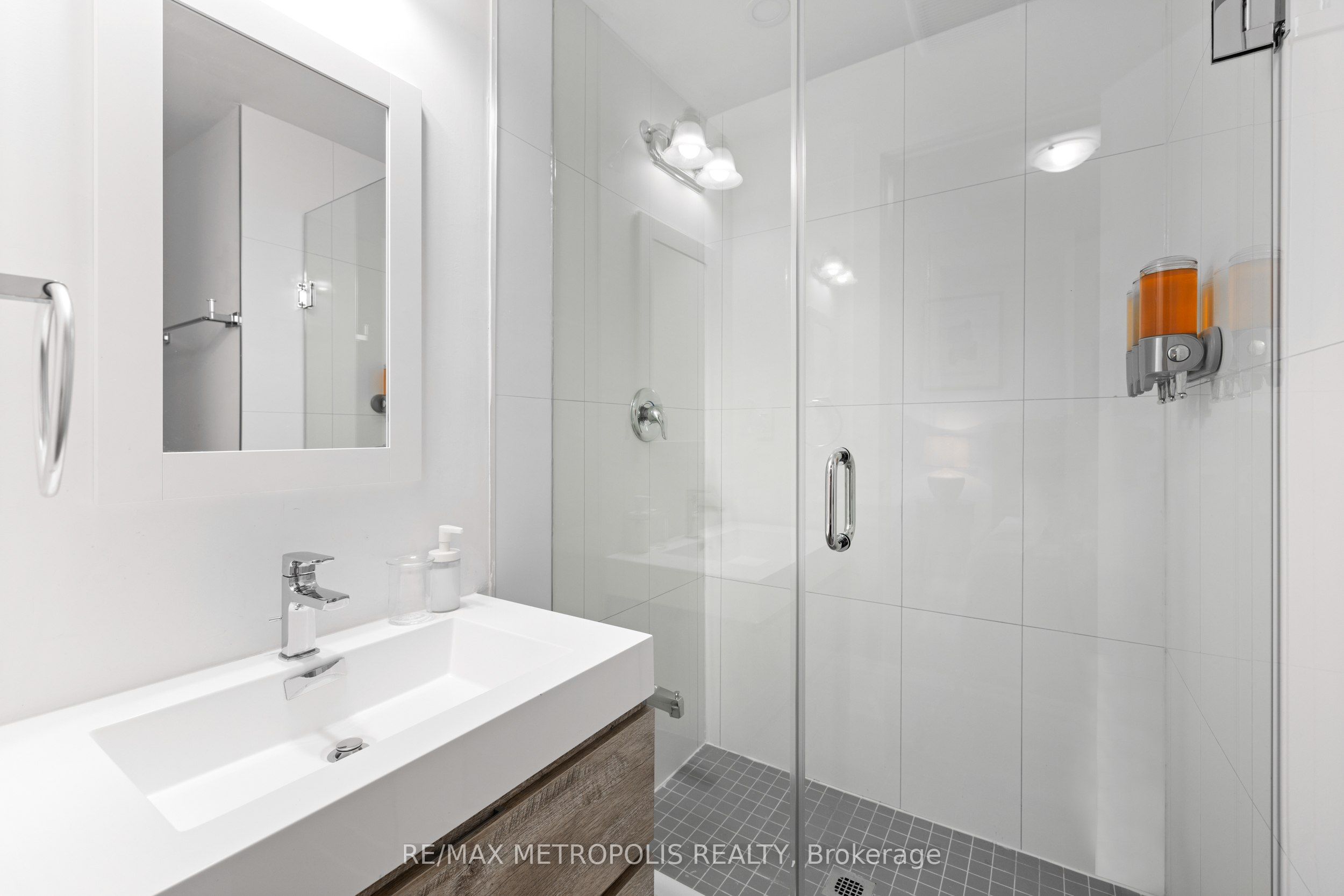 447 Lansdowne Avenue Property Photo 17