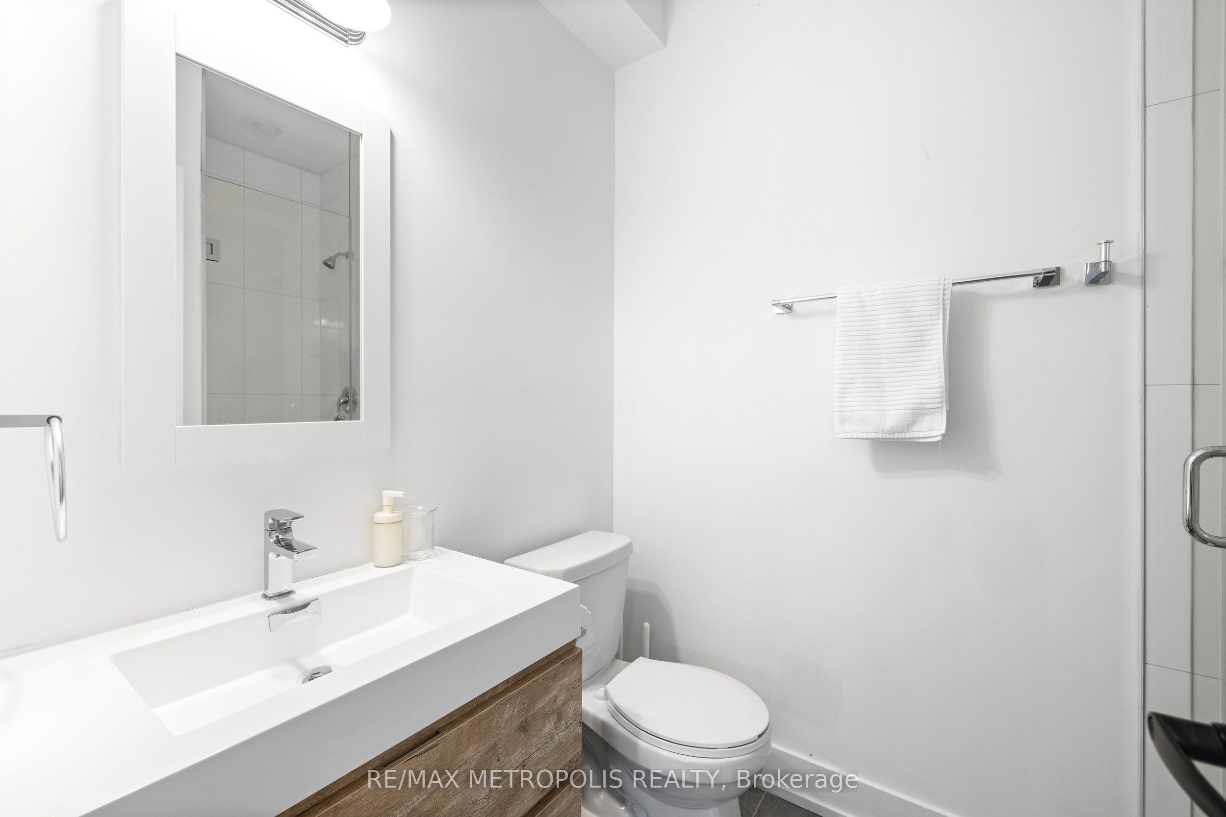 447 Lansdowne Avenue Property Photo 20